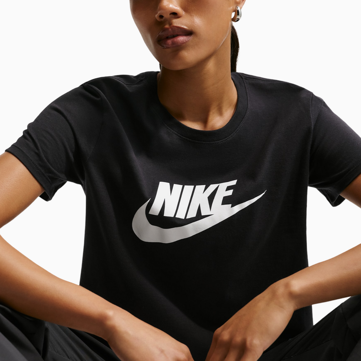 Дамска тениска Nike Club Essentials Women T-shirt DX7906-010 Close-Up