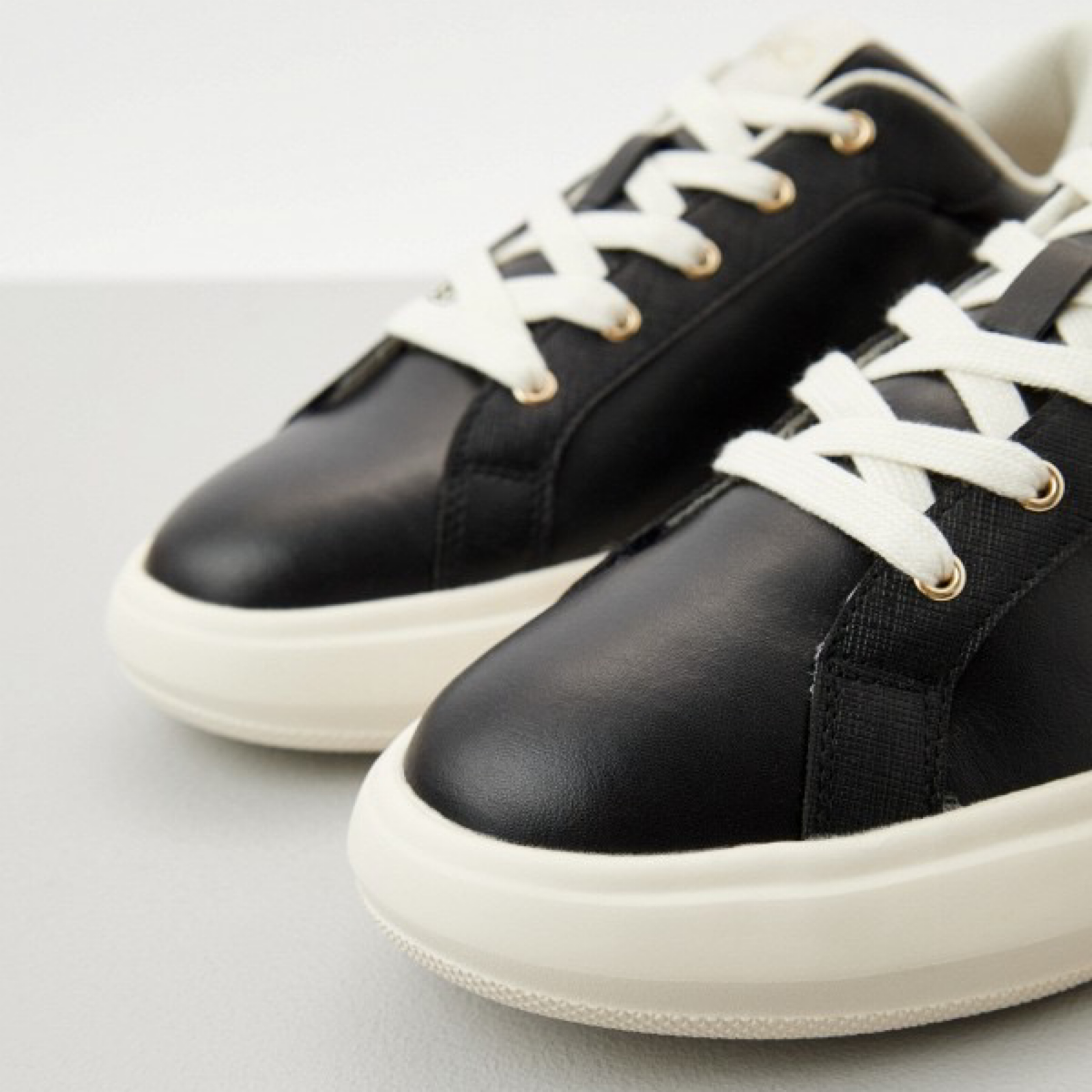 Дамски кецове Liu Jo Casper 04 Women Sneakers BF6055PX575 Close-Up