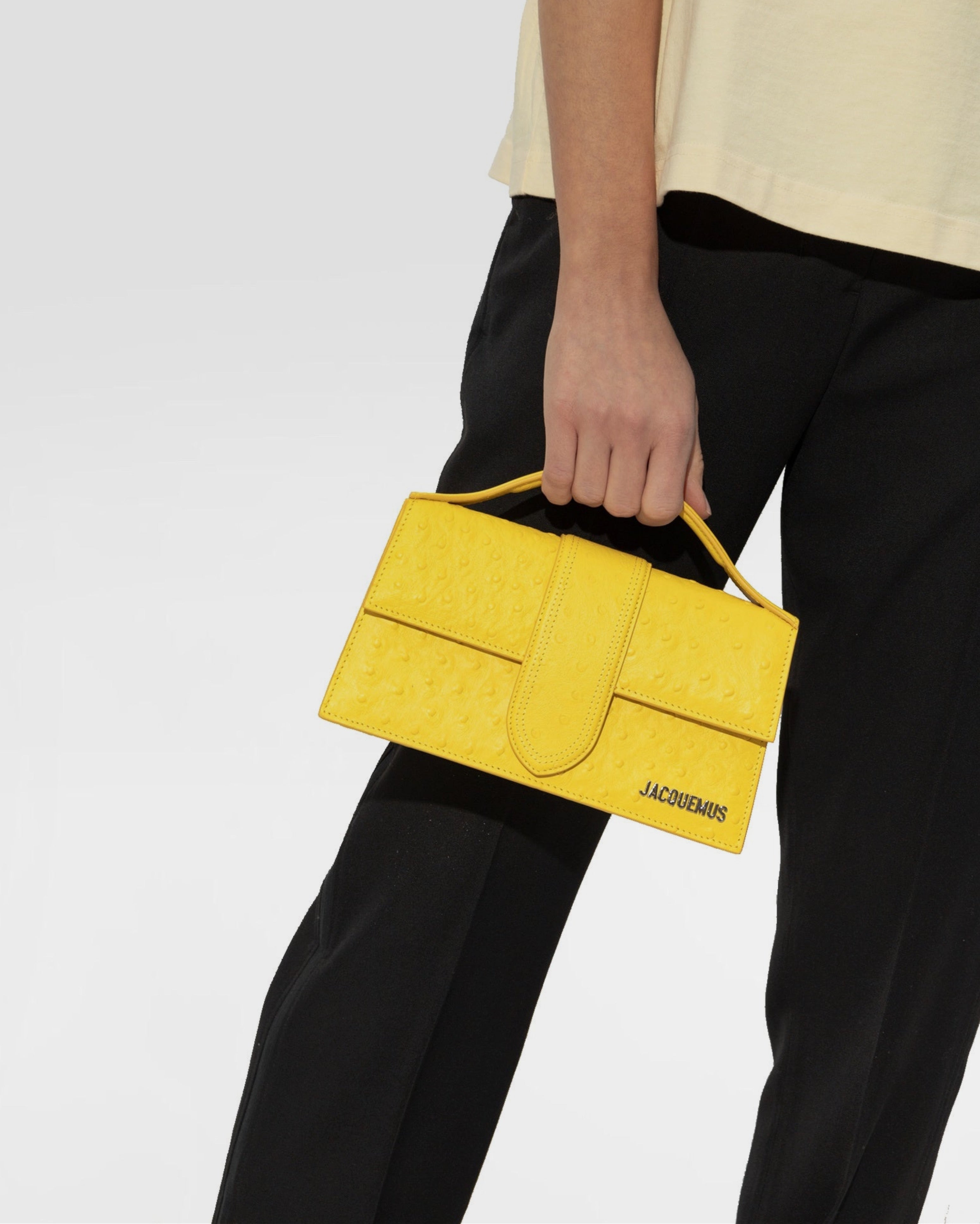 Дамска чанта от естествена кожа Women’s handbag Jacquemus Le Grand Bambino 213BA0073234 250 Yellow lifestyle view