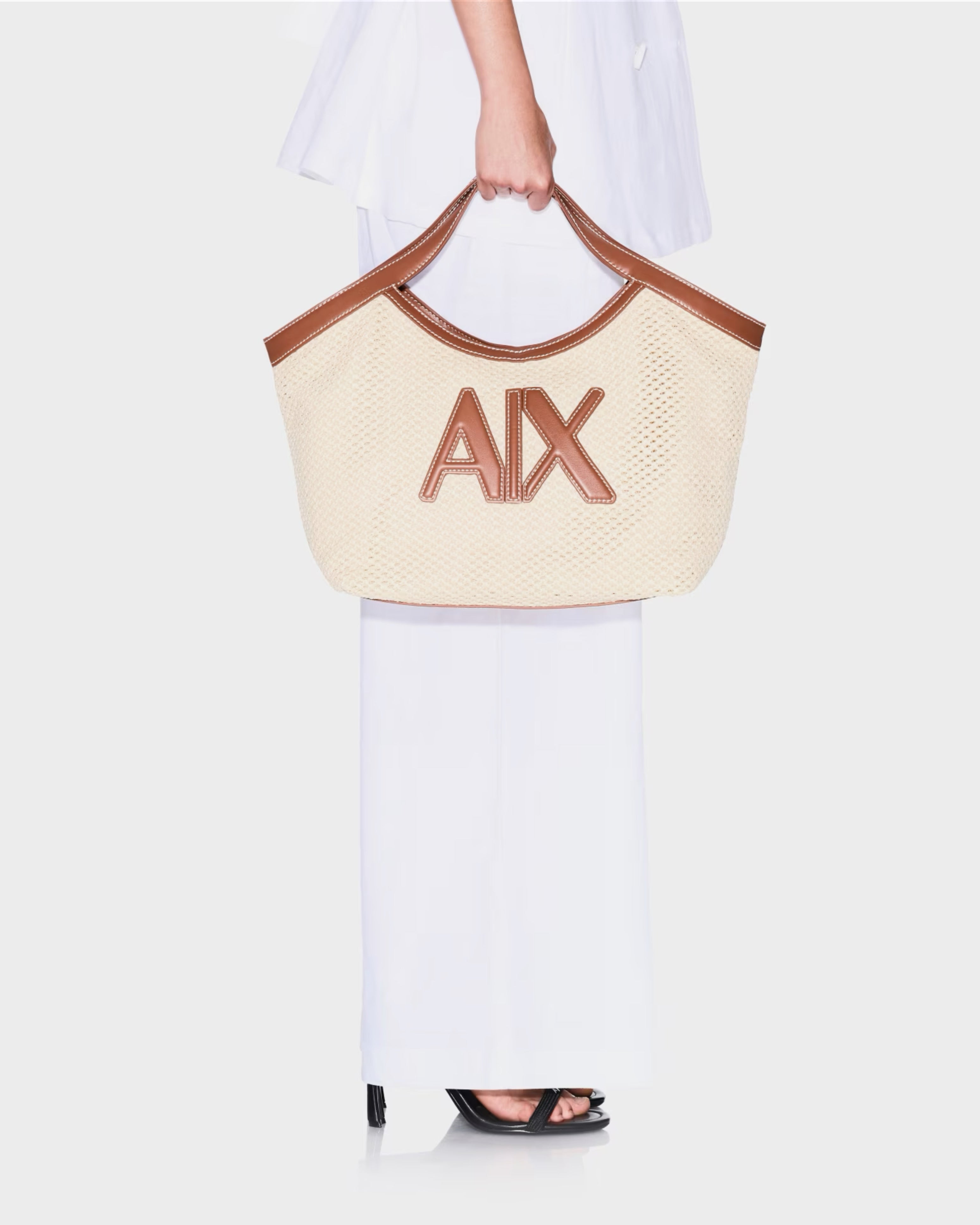 Дамска лятна плетена чанта Women’s woven fabric handbag Armani Exchange
XW000410 AF12591 M1047 Beige/Brown Lifestyle view