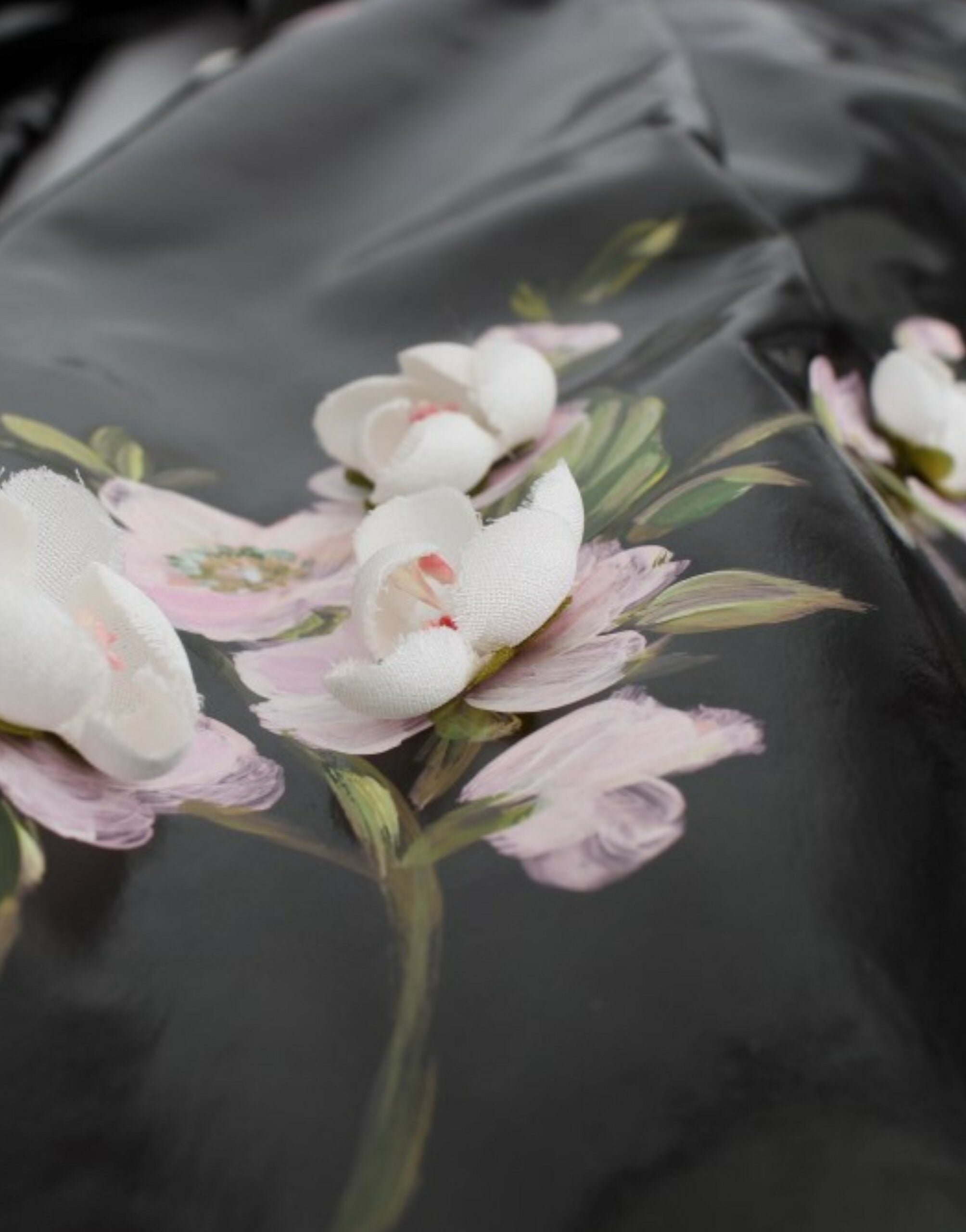 Елегантна широка рокля с флорални декорации на Dolce & Gabbana