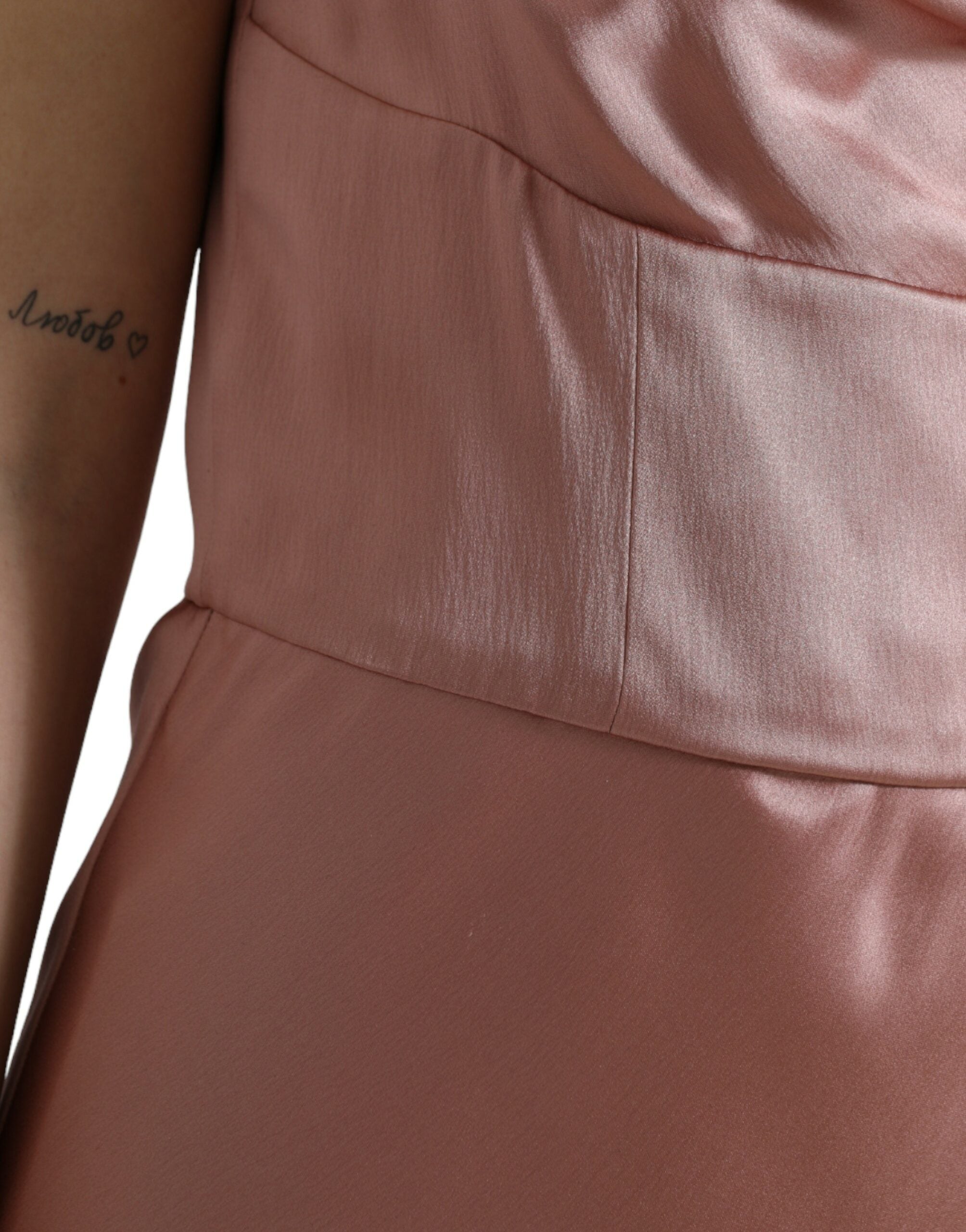 Елегантна дълга копринена рокля Dolce & Gabbana в розово