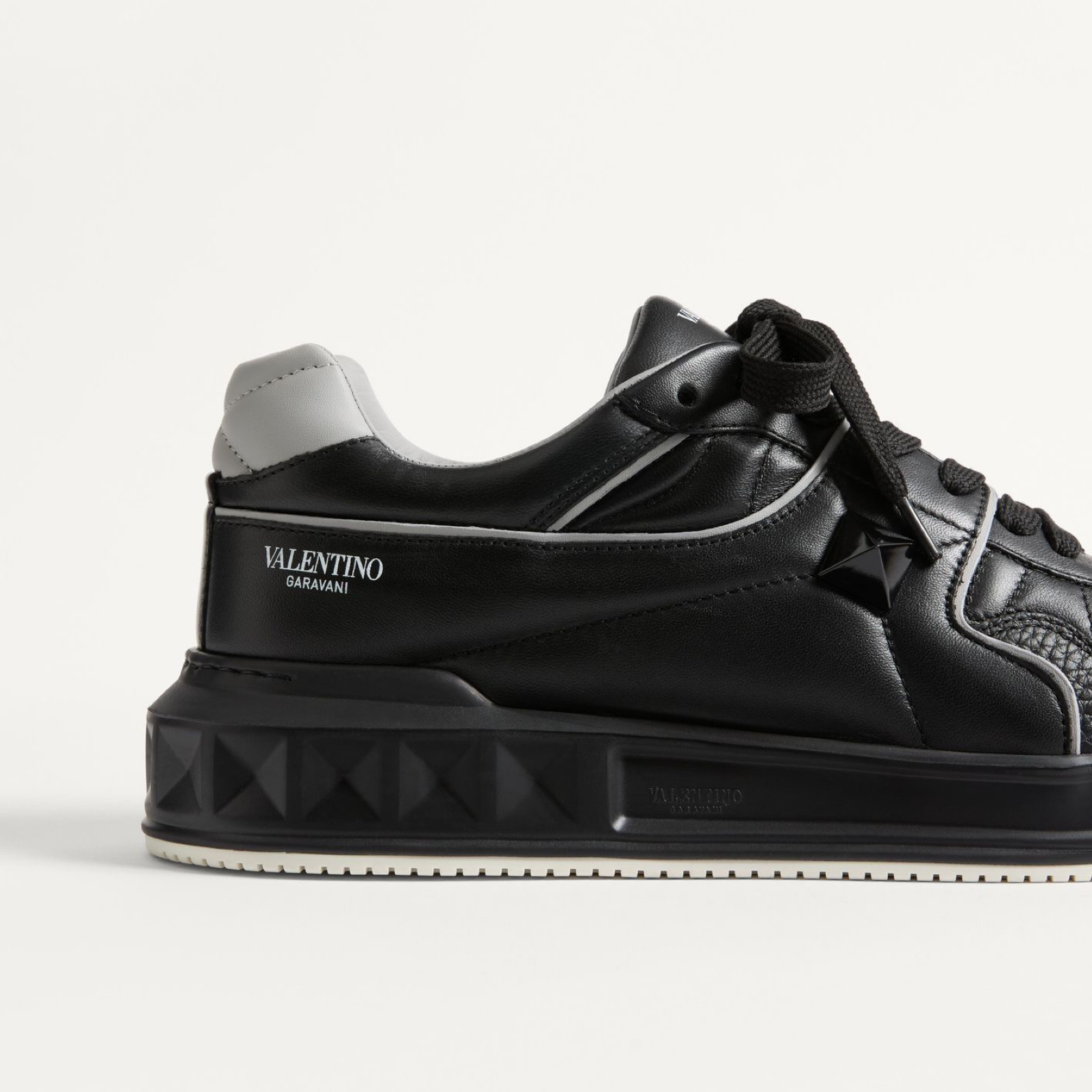Valentino Garavani One Stud Low-Top Sneakers 7Y2S0E71NWN 00A Close-Up