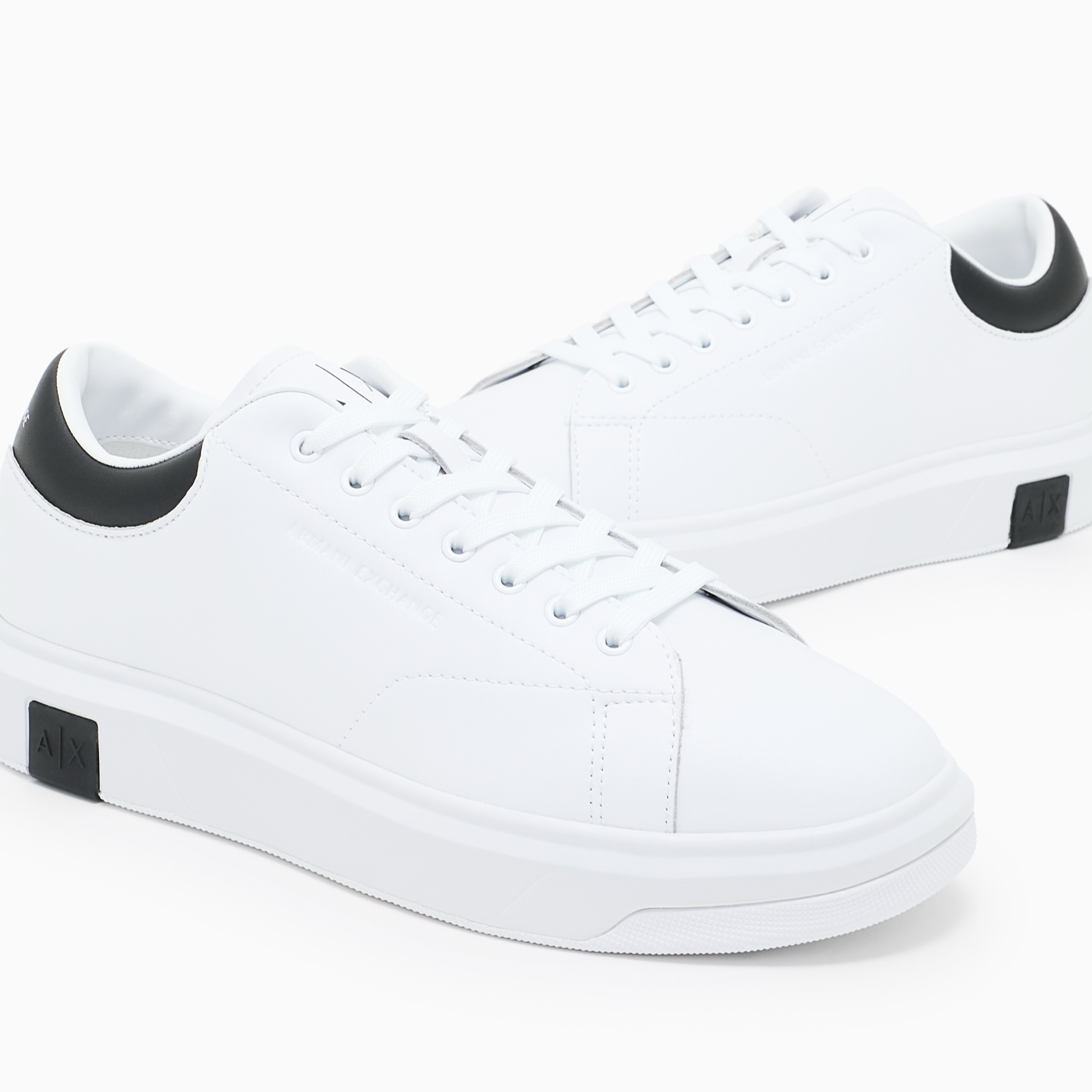 Мъжки бели кецове Armani Exchange Men Sneakers XUX123 XV534 K488 Close-Up
