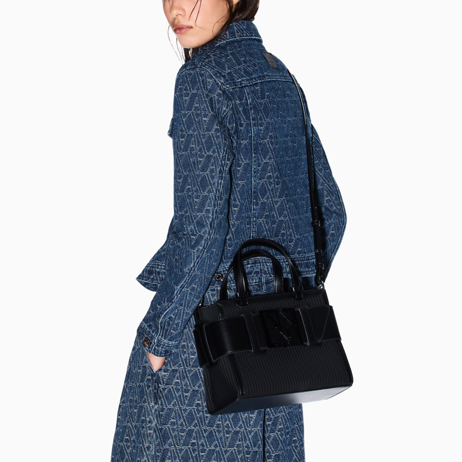 Дамска черна чанта Armani Exchange Women Handbag XW000392 AF22626 UC001 Model View