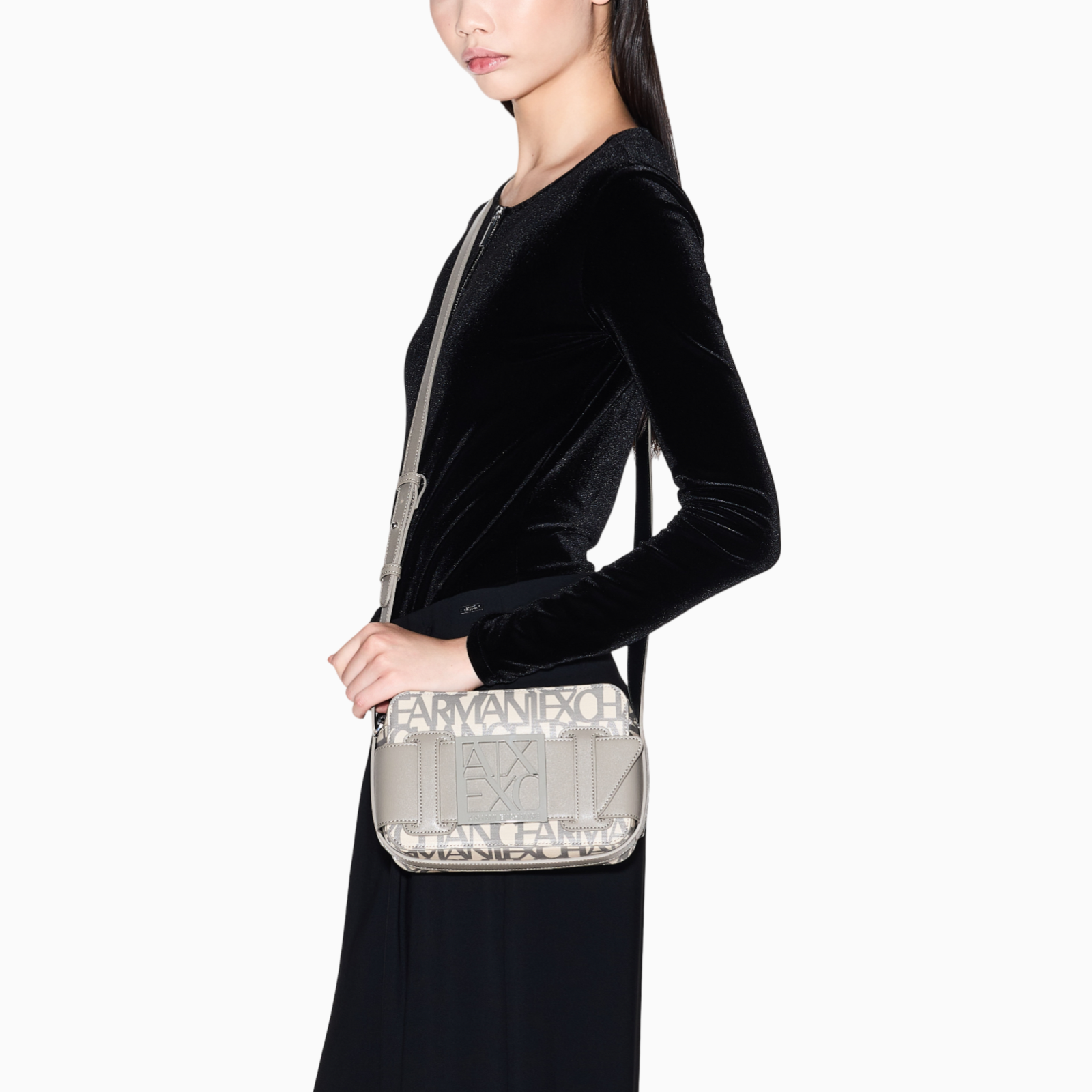 Дамска чанта Armani Exchange Women Crossbody Bag 942699 3F742 M1014 Model View