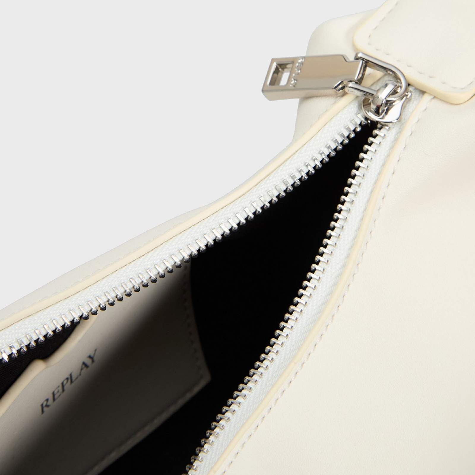 Дамска бяла чанта Replay FW3729.000.A0420A Close-Up