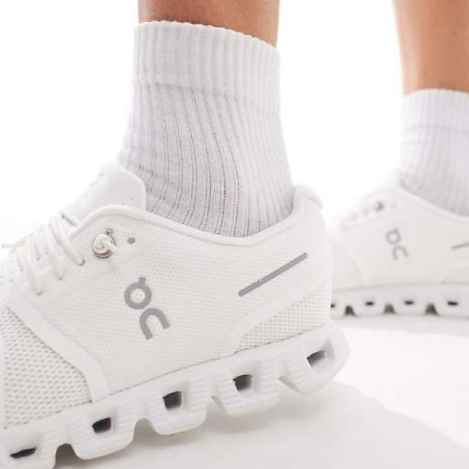 ON Cloud 6 Sneakers Close-Up