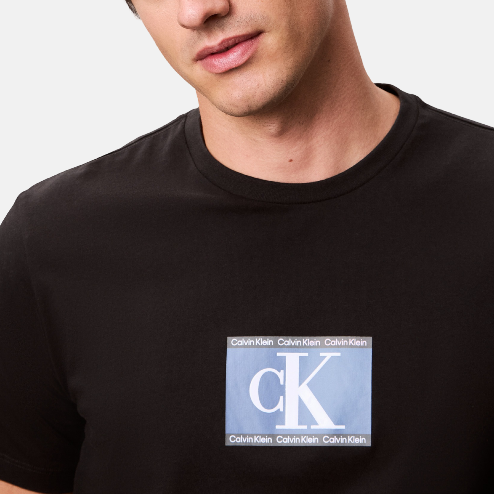 Мъжка черна тениска Calvin Klein LV04RC854G Close-Up