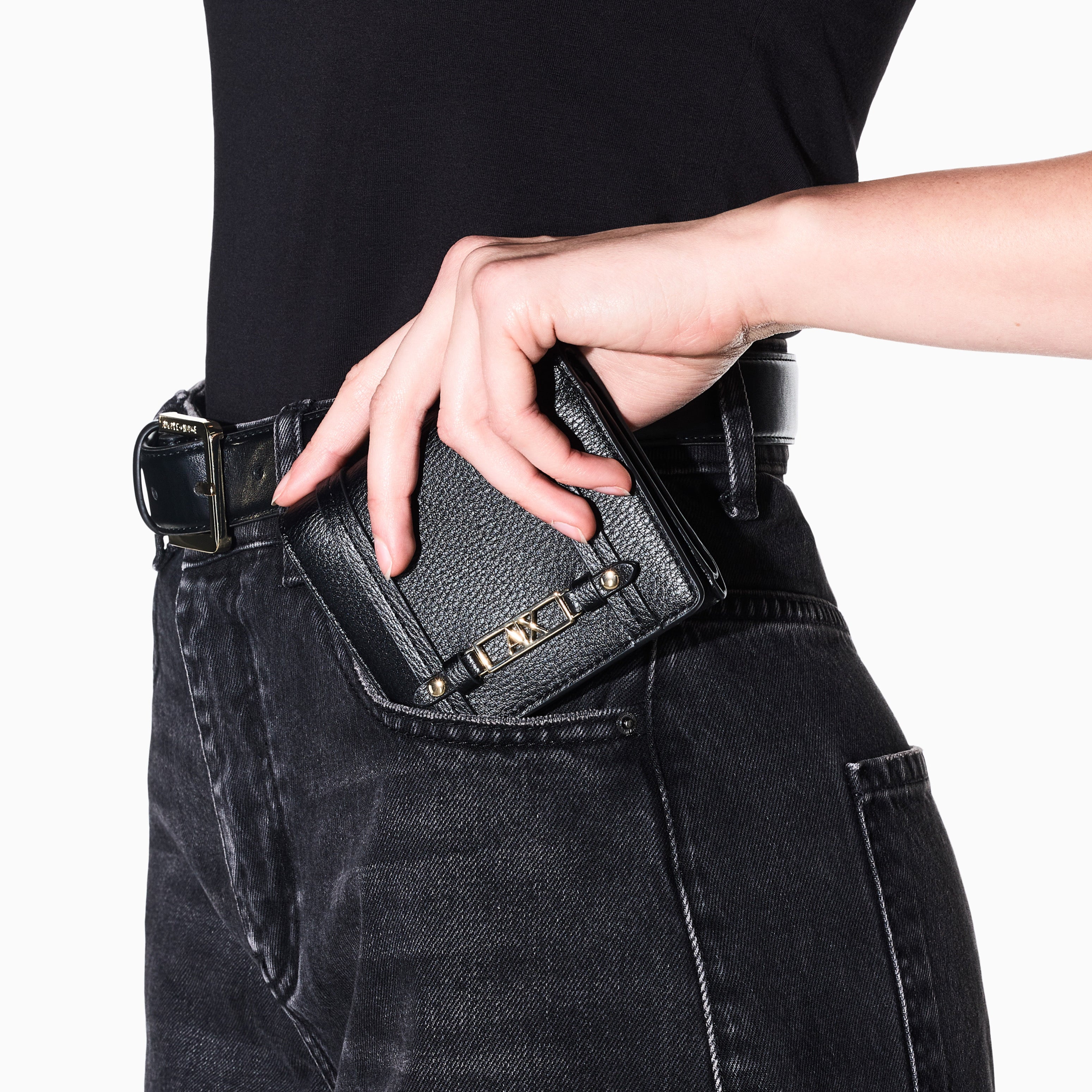 Дамско портмоне Armani Exchange women’s wallet XW002613 AF15632 UC010 Model view