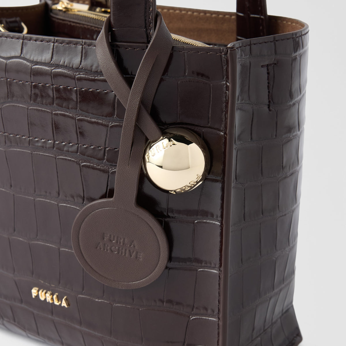 Furla Divide It Tote Mini Bag
WB02124_BX4255_1007_2460S Cioccolato detail view