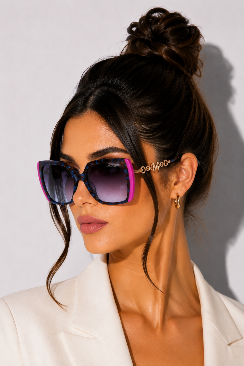 Дамски слънчеви очила Marciano by Guess GM00005 92W Blue Havana with Fuchsia Accents lifestyle view