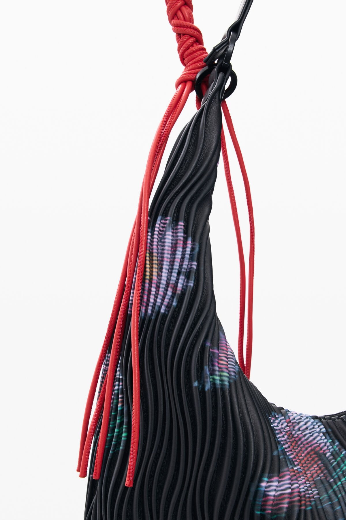 Дамска чанта Medium oval-shaped shoulder bag
26SAXP57 2000 Black detail view