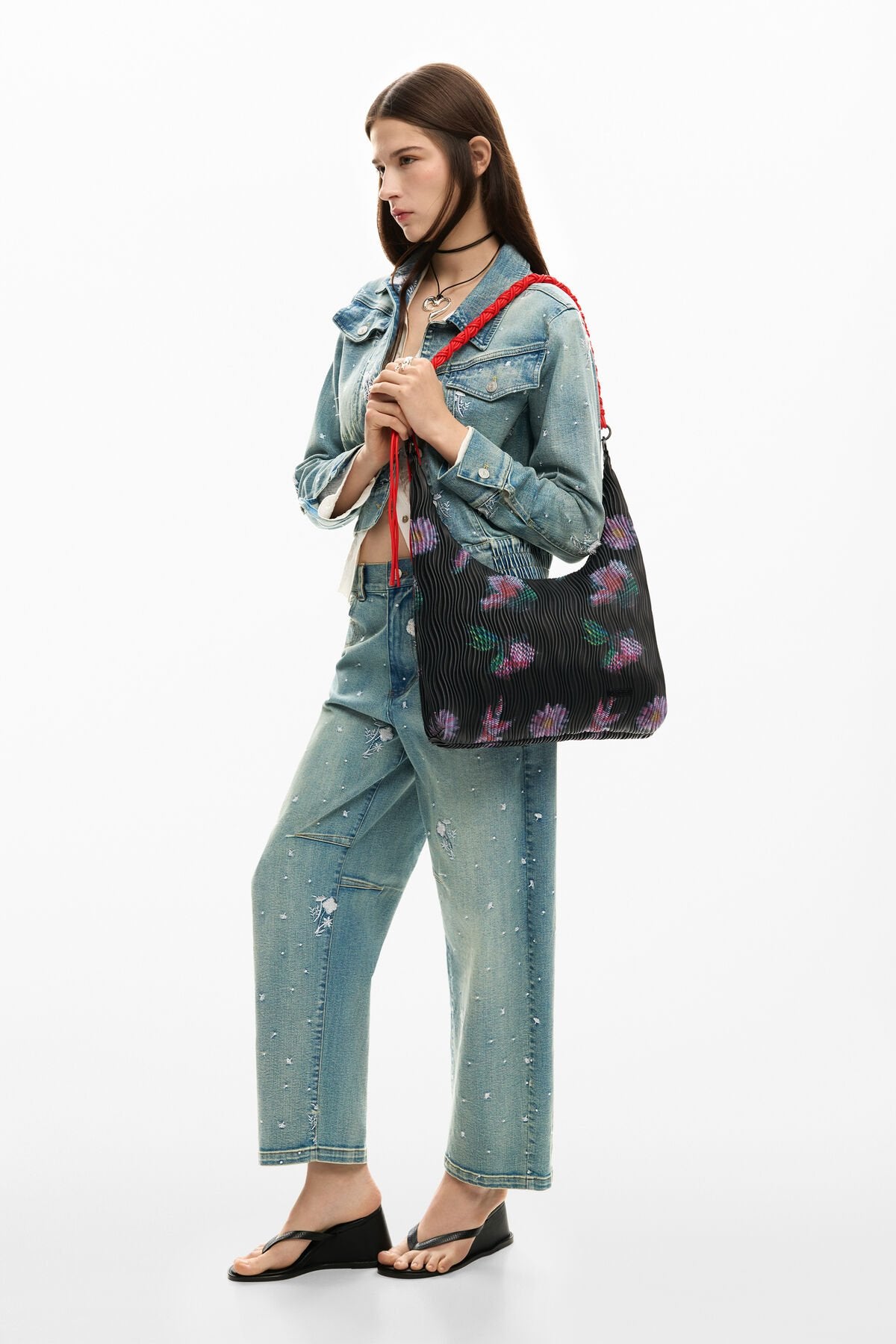 Дамска чанта Medium oval-shaped shoulder bag
26SAXP57 2000 Black lifestyle view