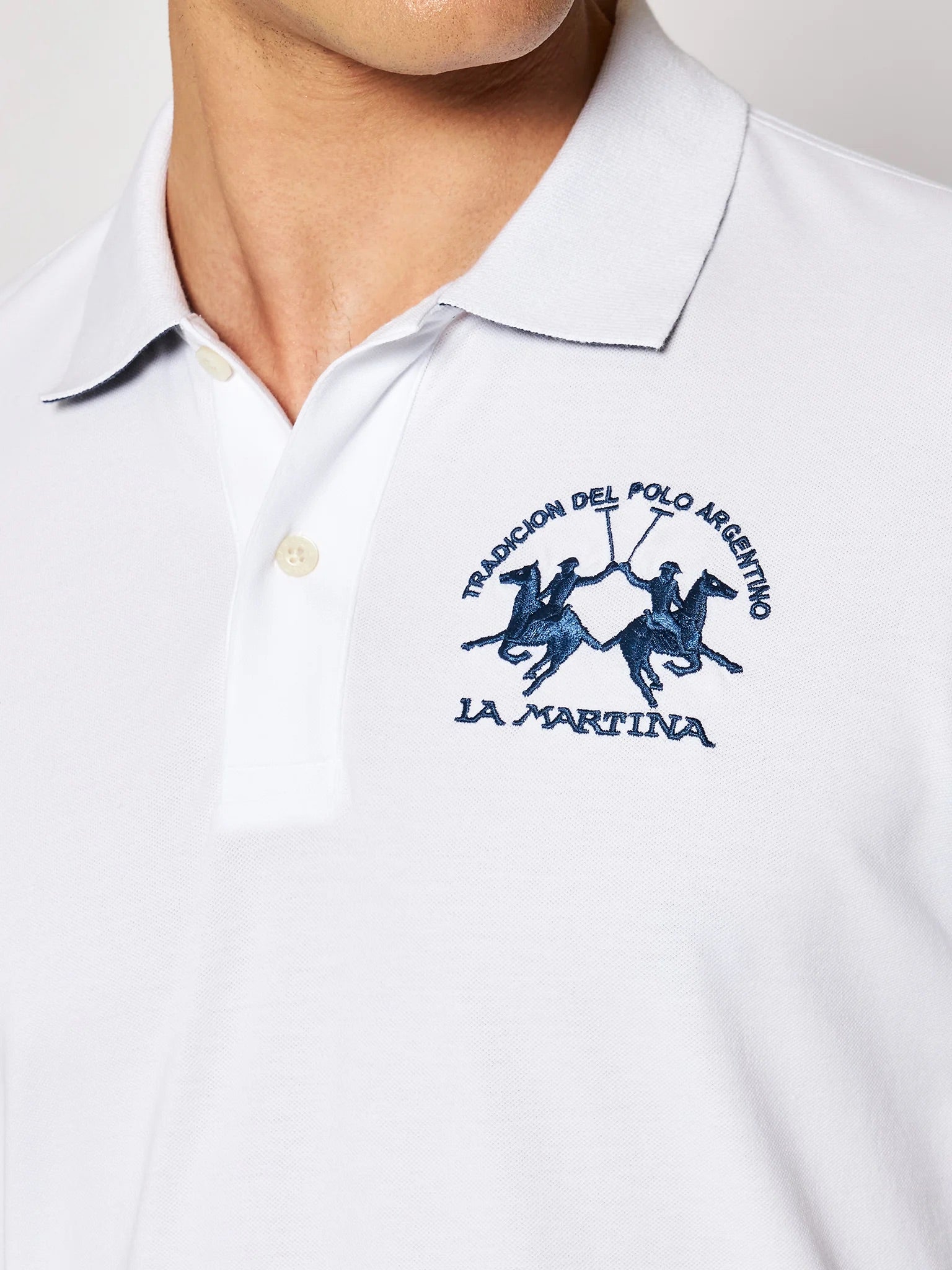 Мъжка поло тениска Men’s polo La Martina
CCMP01 PK001 00001 White close up view