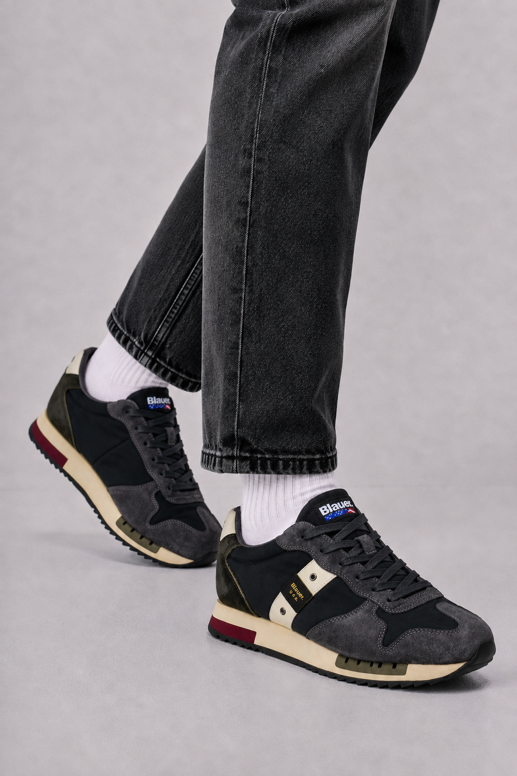 Мъжки маратонки Men’s sneakers Blauer F6QUEENS01WAX Navy / Taupe lifestyle view