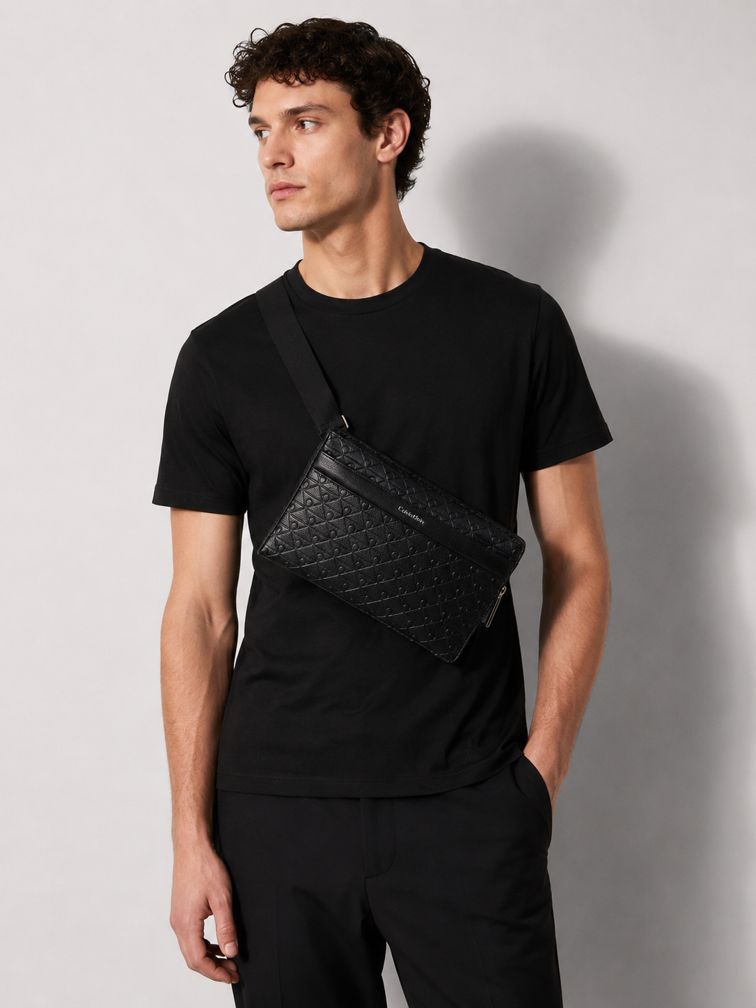 Мъжка чанта Men’s waist bag Calvin Klein
LV04D3277G Black lifestyle view