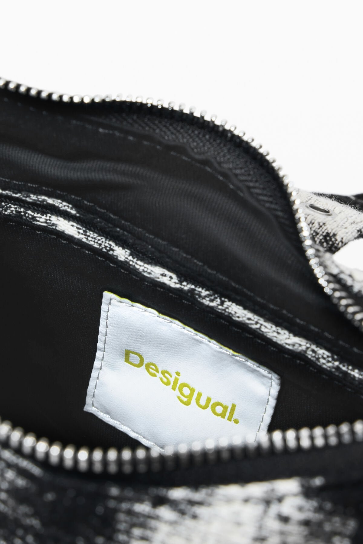 Дамска чанта Women’s handbag Desigual
25WAXA87 9019 inside view