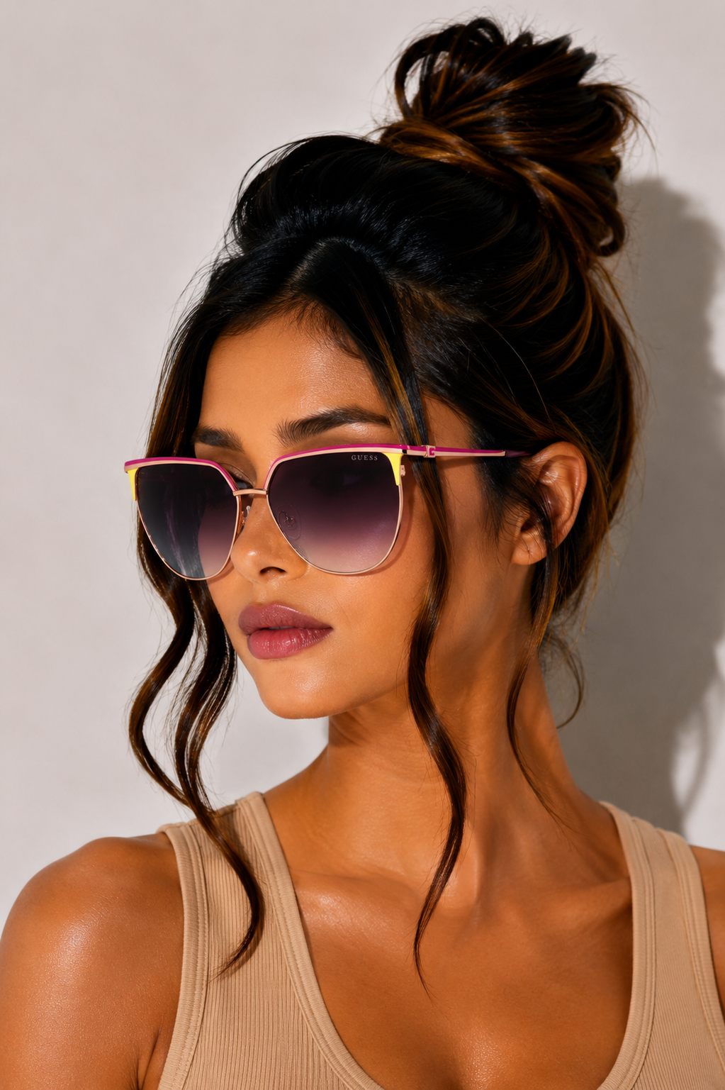 Women’s metal sunglasses Guess
GU00132 83Z lifestyle view