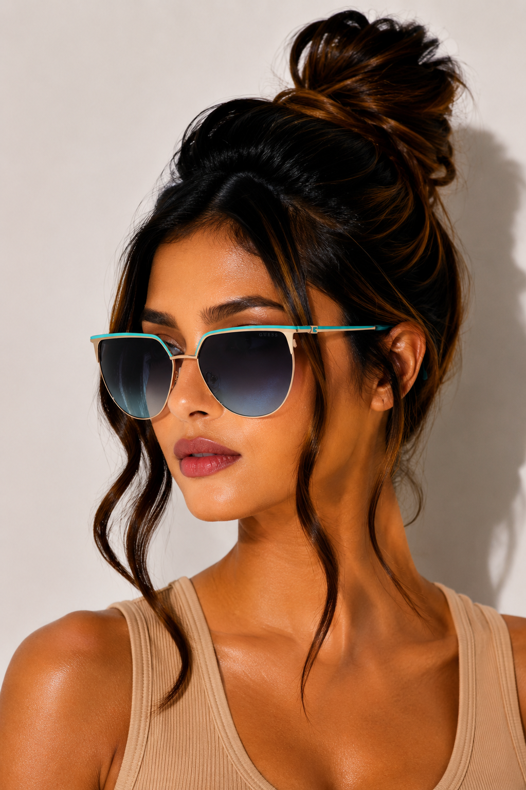 Women’s metal sunglasses Guess
GU00132 92W lifestyle view