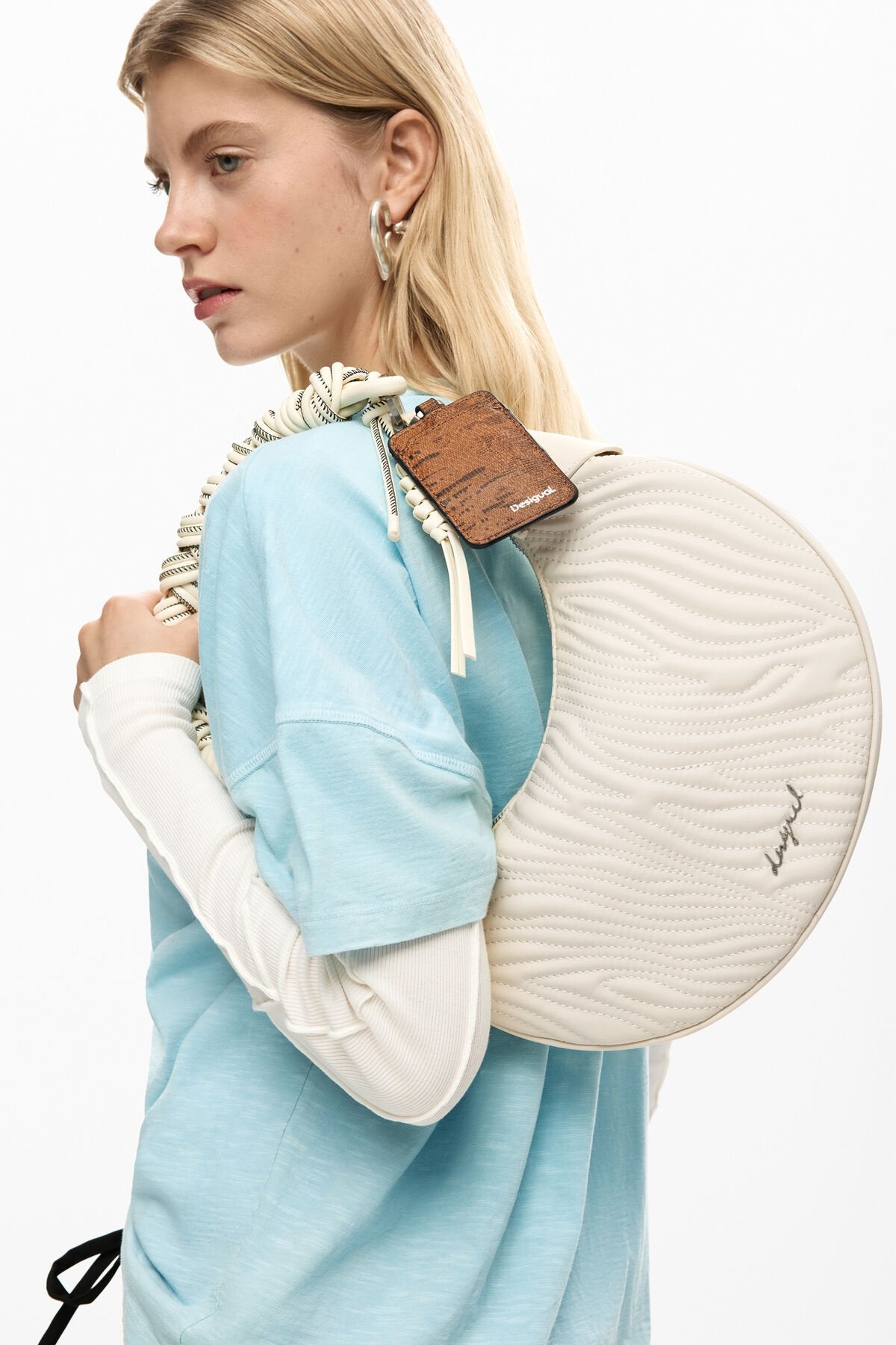 Дамска чанта за ръка Women’s oval handbag Desigual 26SAXPBD 1008 White lifestyle view