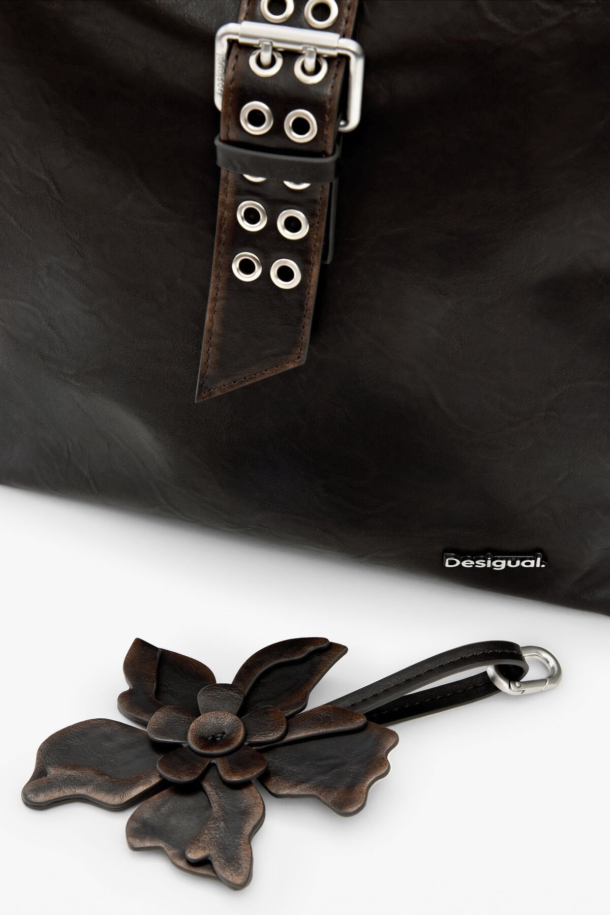 Дамска раница Women’s rucksack Desigual
26SAKP11 6009 Dark Brown detail view