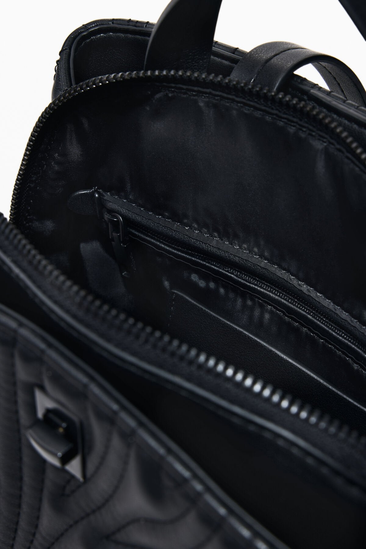 Дамска раница Women’s rucksack Desigual
26SAKP422000U Black inside view