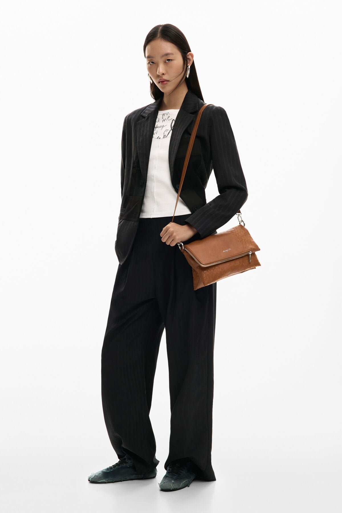 Дамска чанта за рамо Women’s shoulder bag Desigual 26SAXPB8 6011 Brown lifestyle view