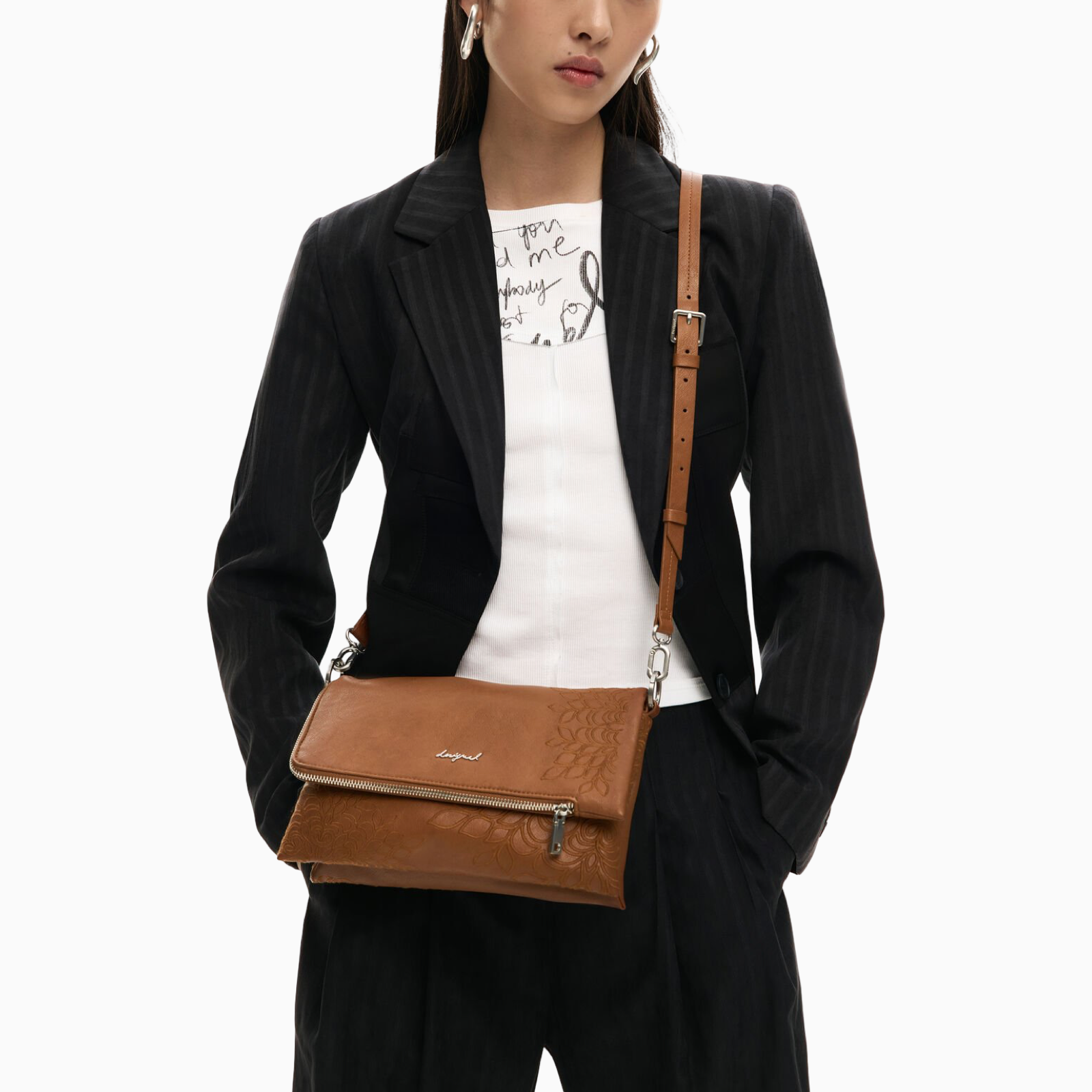 Дамска чанта за рамо Women’s shoulder bag Desigual 26SAXPB8 6011 Brown lifestyle view