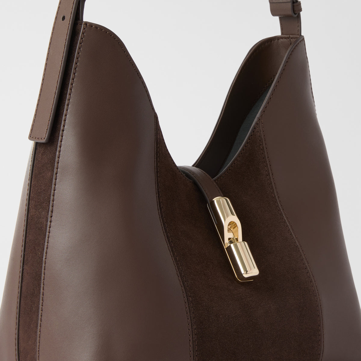 Women’s shoulder bag Furla Goccia M
SKU: WB01499_BX3158_1007_5137S Toni Espresso detail view