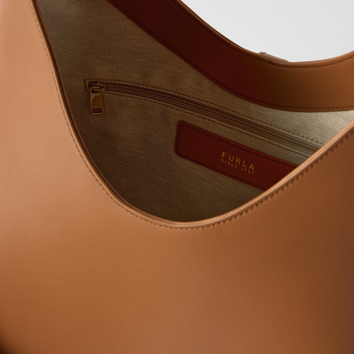 Women’s shoulder bag Furla Goccia M
WB01499_BX3104_1007 RY000 Brandy inside view