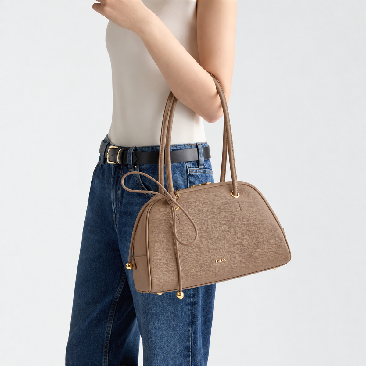 Women’s shoulder bag Furla Poppy Dome M
WB02109_BX4573_1002_4489S lifestyle view