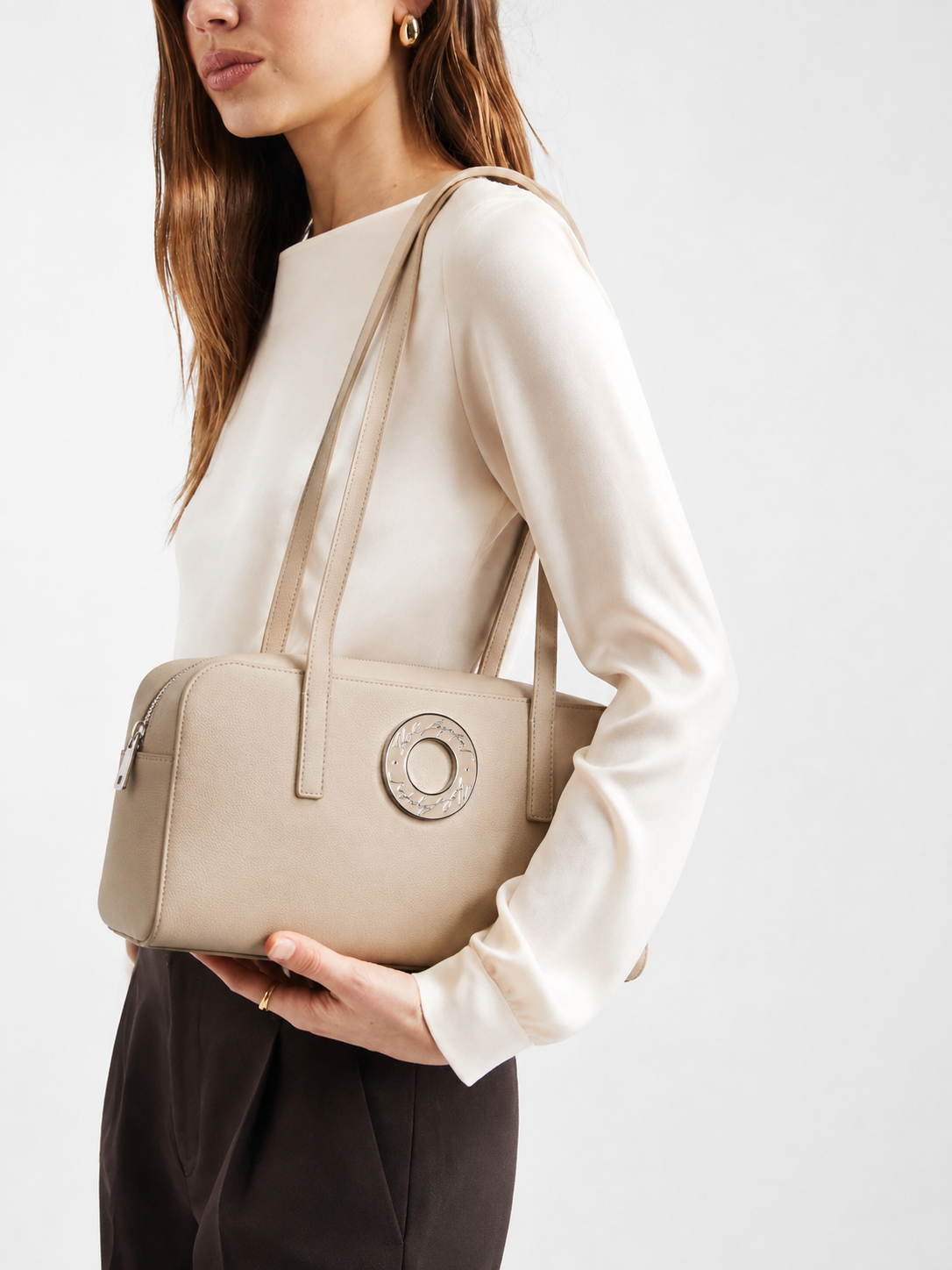 Дамска чанта Women’s shoulder bag Karl Lagerfeld K/Circle BSW300161JS Beige lifestyle view