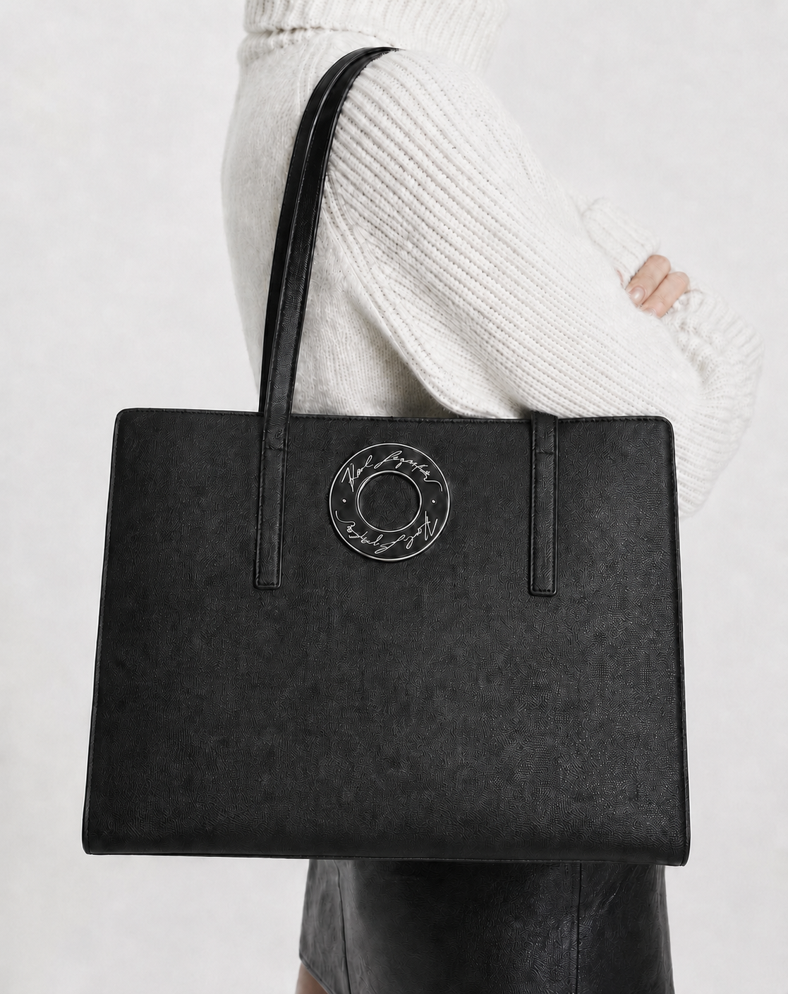 Дамска чанта Women’s shoulder bag Karl Lagerfeld K/Luna AWW3000999 Black lifestyle front view