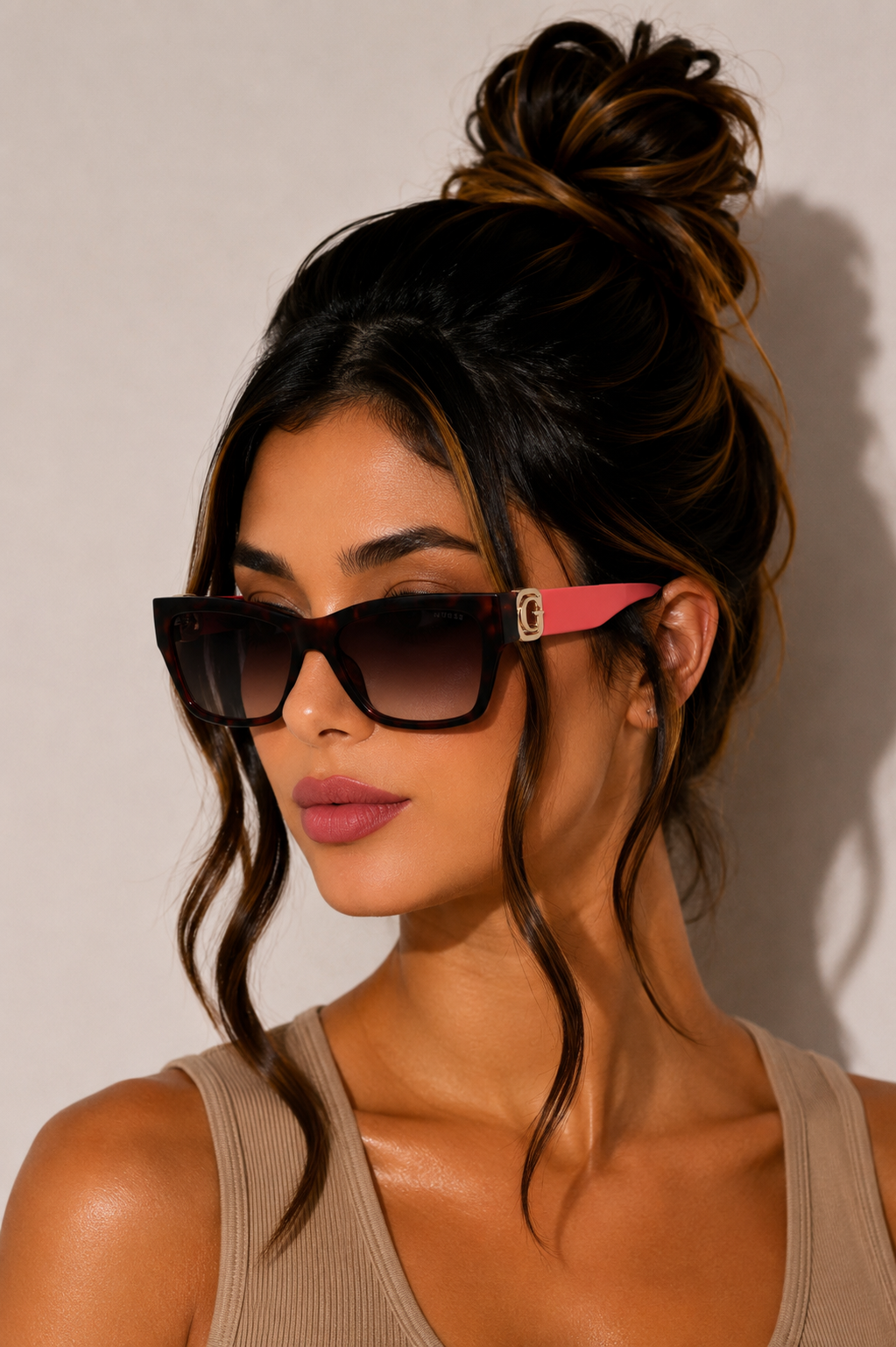 Дамски слънчеви очила Women’s sunglasses Guess GU00105 52F lifestyle view