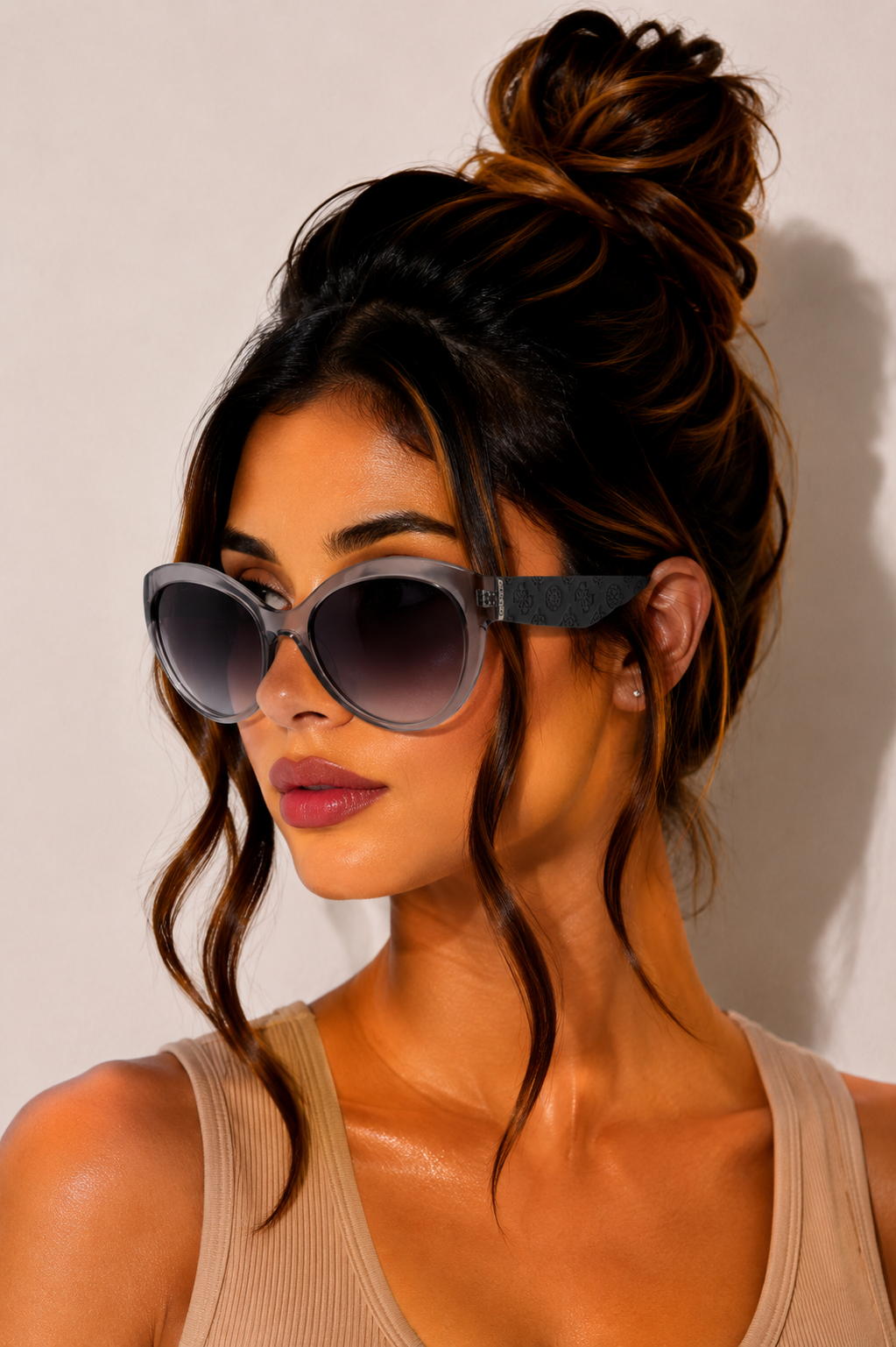 Дамски слънчеви очила Women’s sunglasses Guess GU00130 20C Gray lifestyle view