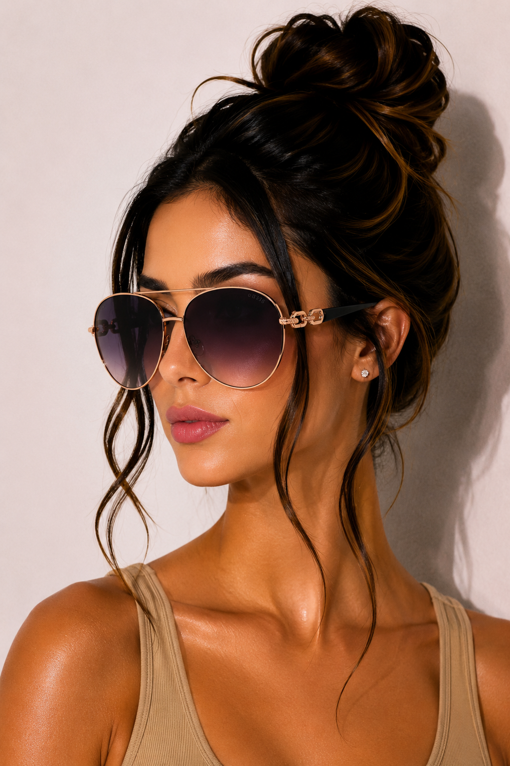 Дамски слъневи очила Women’s sunglasses Guess GU00158 28B lifestyle view