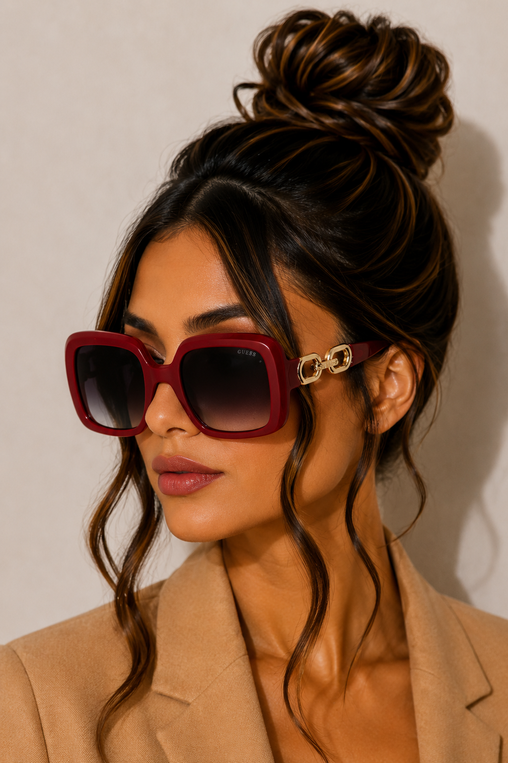 Дамски слънчеви очила Women’s sunglasses Guess GU00161 66B Red lifestyle view