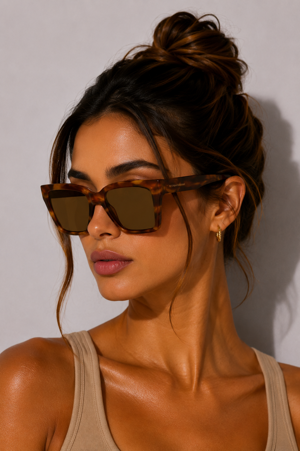 Дамски слънчеви очила Women’s sunglasses VICTORIA BECKHAM VB672S 223 Brown lifestyle view