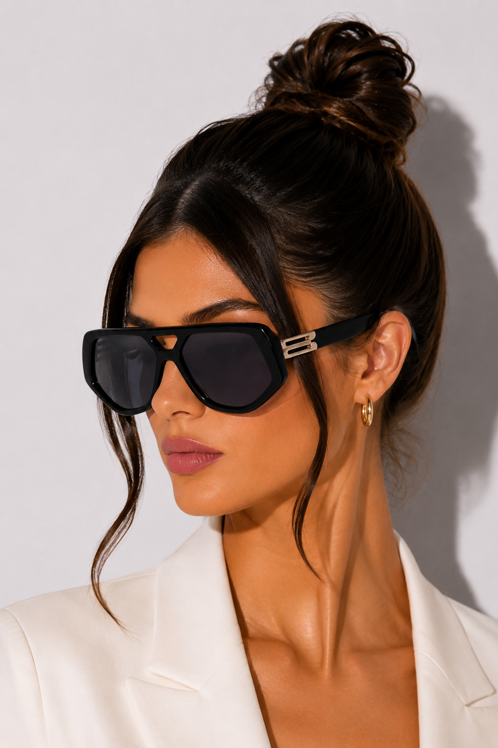 Дамски слънчеви очила Women's sunglasses VICTORIA BECKHAM VB681S 001 Black lifestyle view