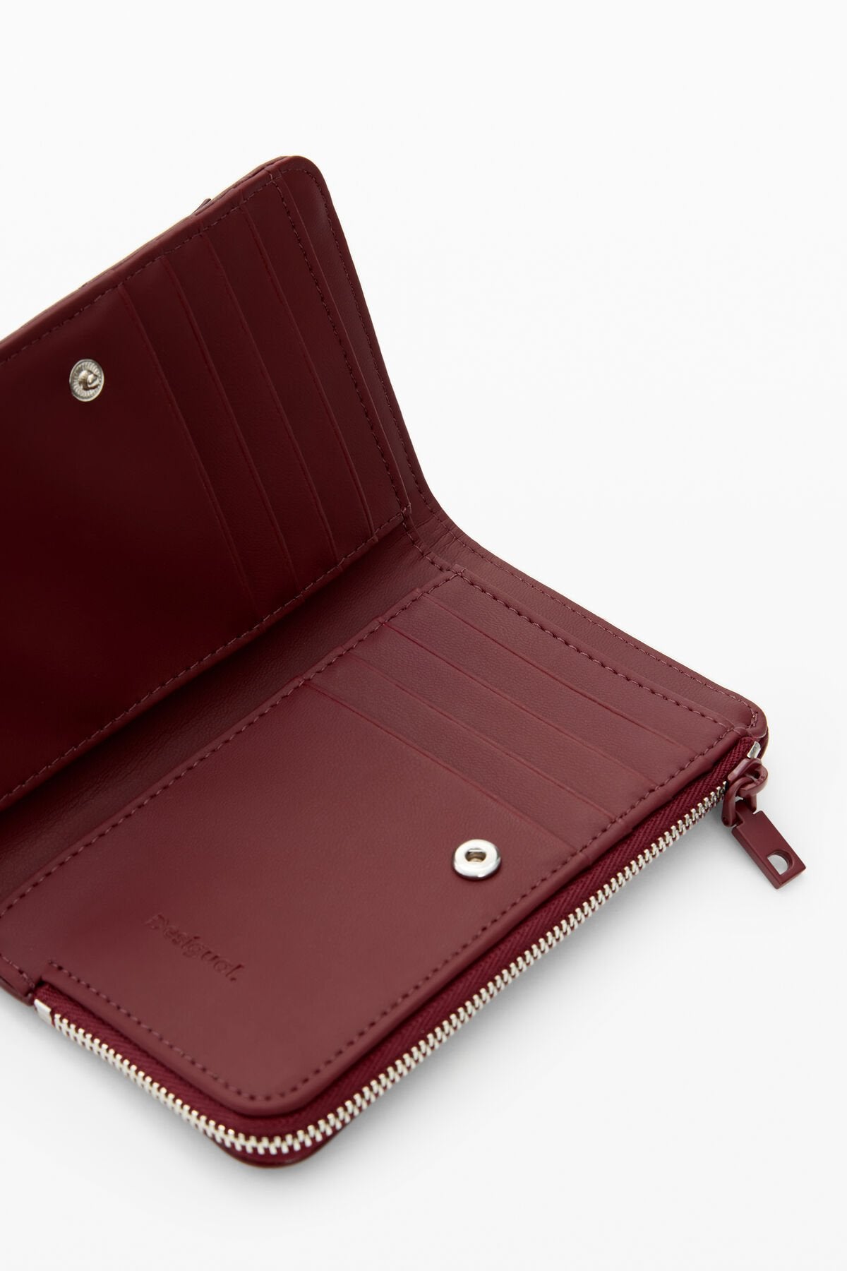 Дамско портмоне Women’s wallet Desigual
26SAYP123032 burgundy inside view