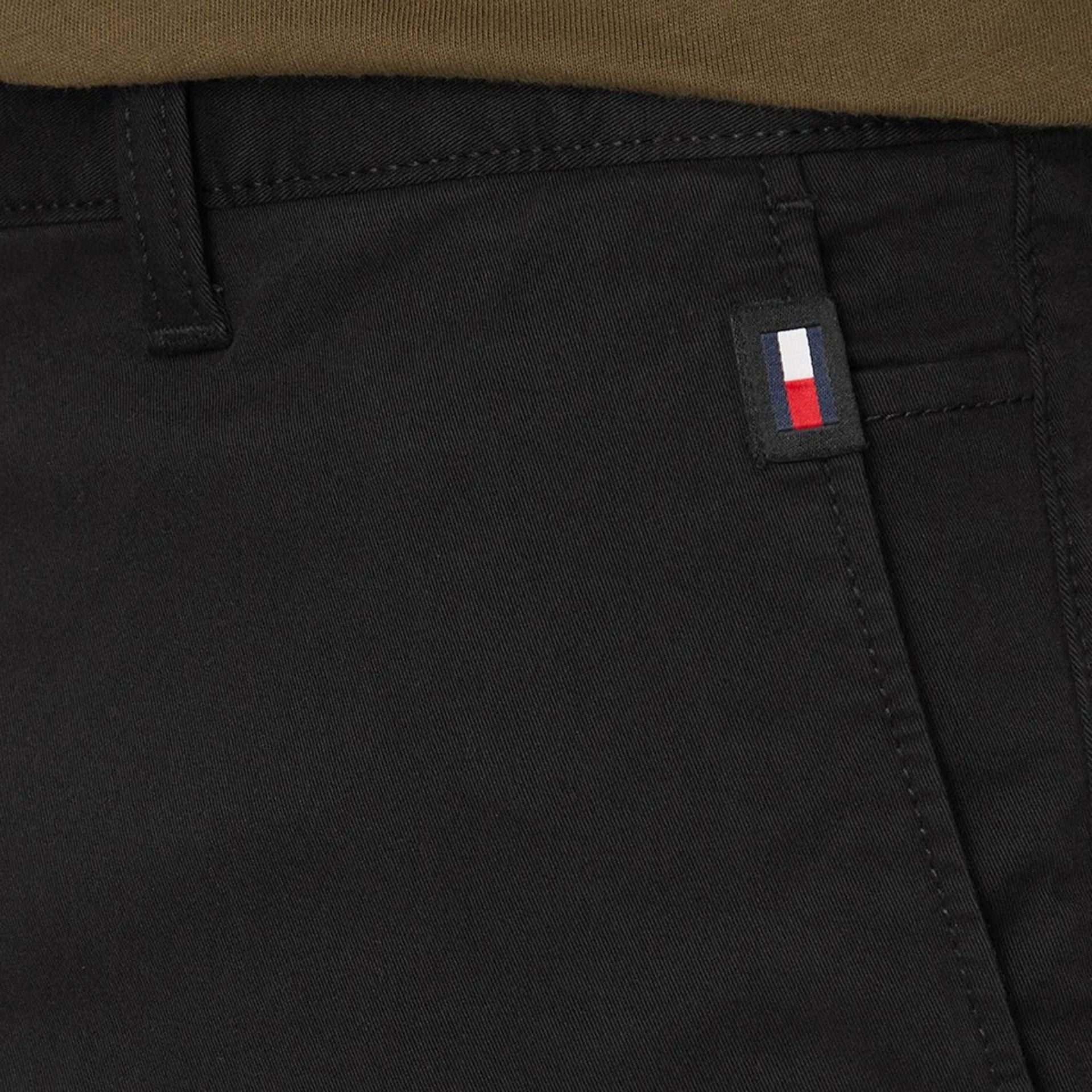 Мъжки къси панталони Men's jeans short Tommy Hilfiger DM0DM18812 BDS Front logo cropped view