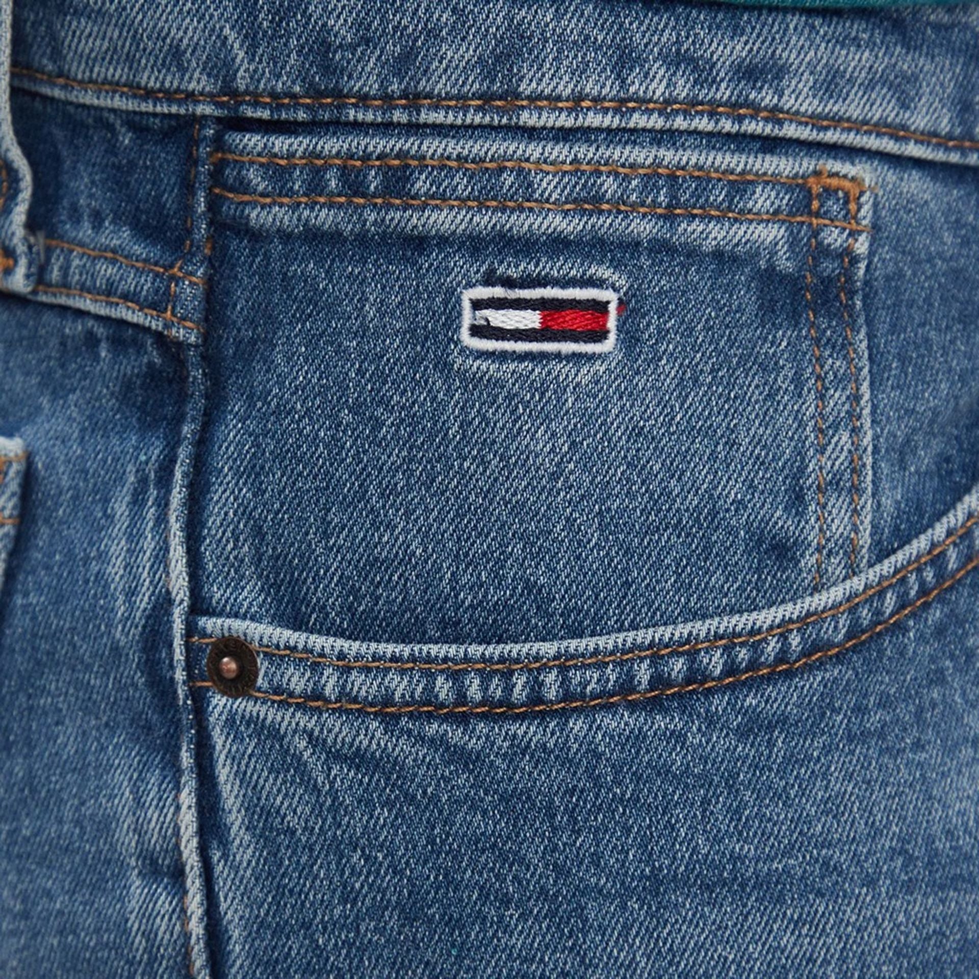 Мъжки къси дънки Men's short jeans Tommy Hilfiger DM0DM18792 1A5 Brand logo cropped view