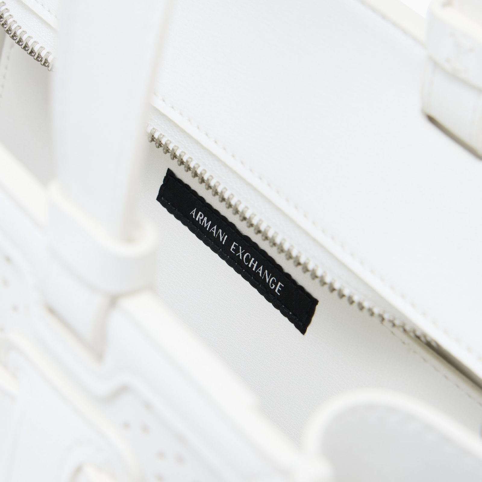 Дамска бяла чанта Armani Exchange Women Handbag XW000392 AF22626 U0011 Close-Up