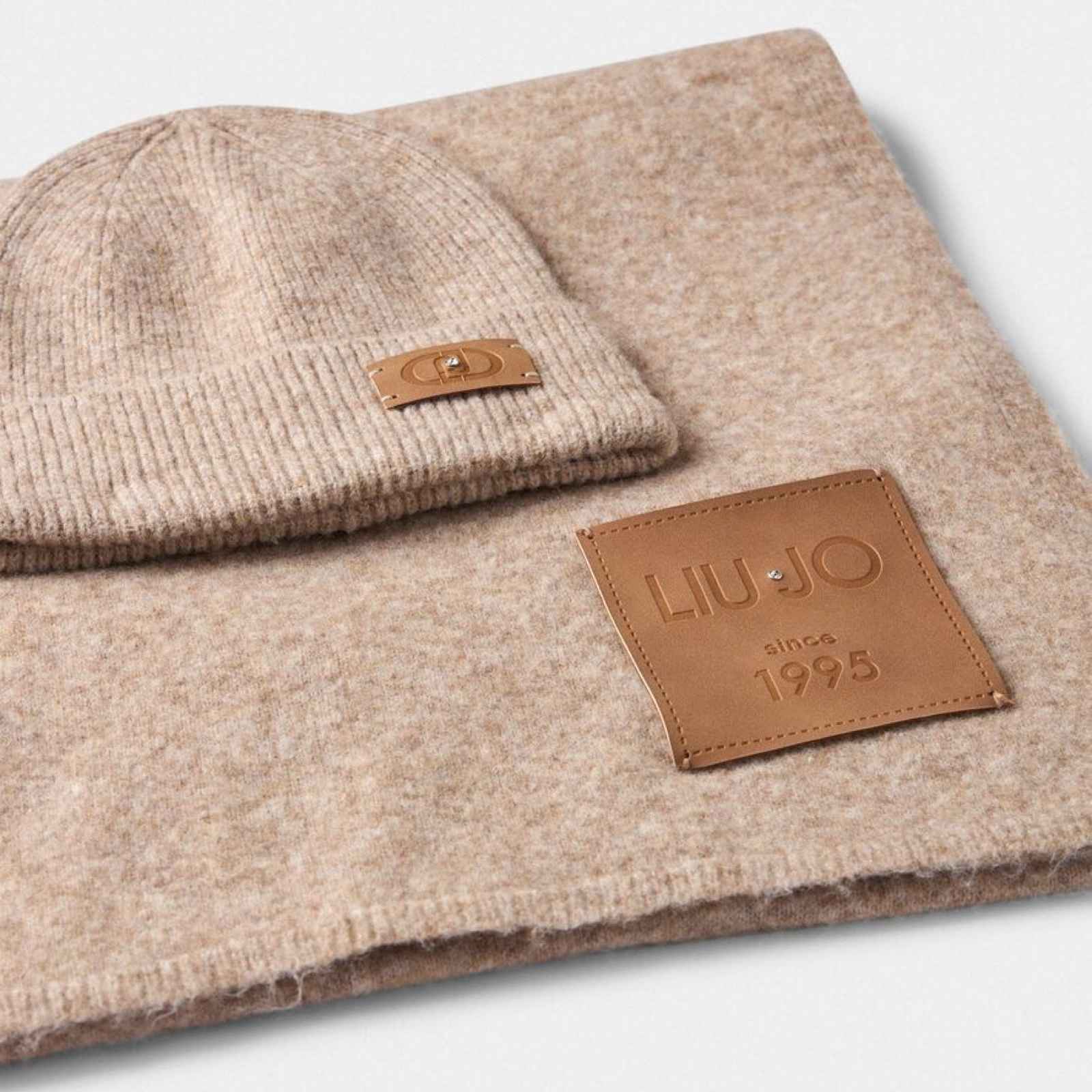 Дамски бежов комплект шапка и шал Liu Jo Women Hat and Scarf 2F5014 M0300 Close-Up