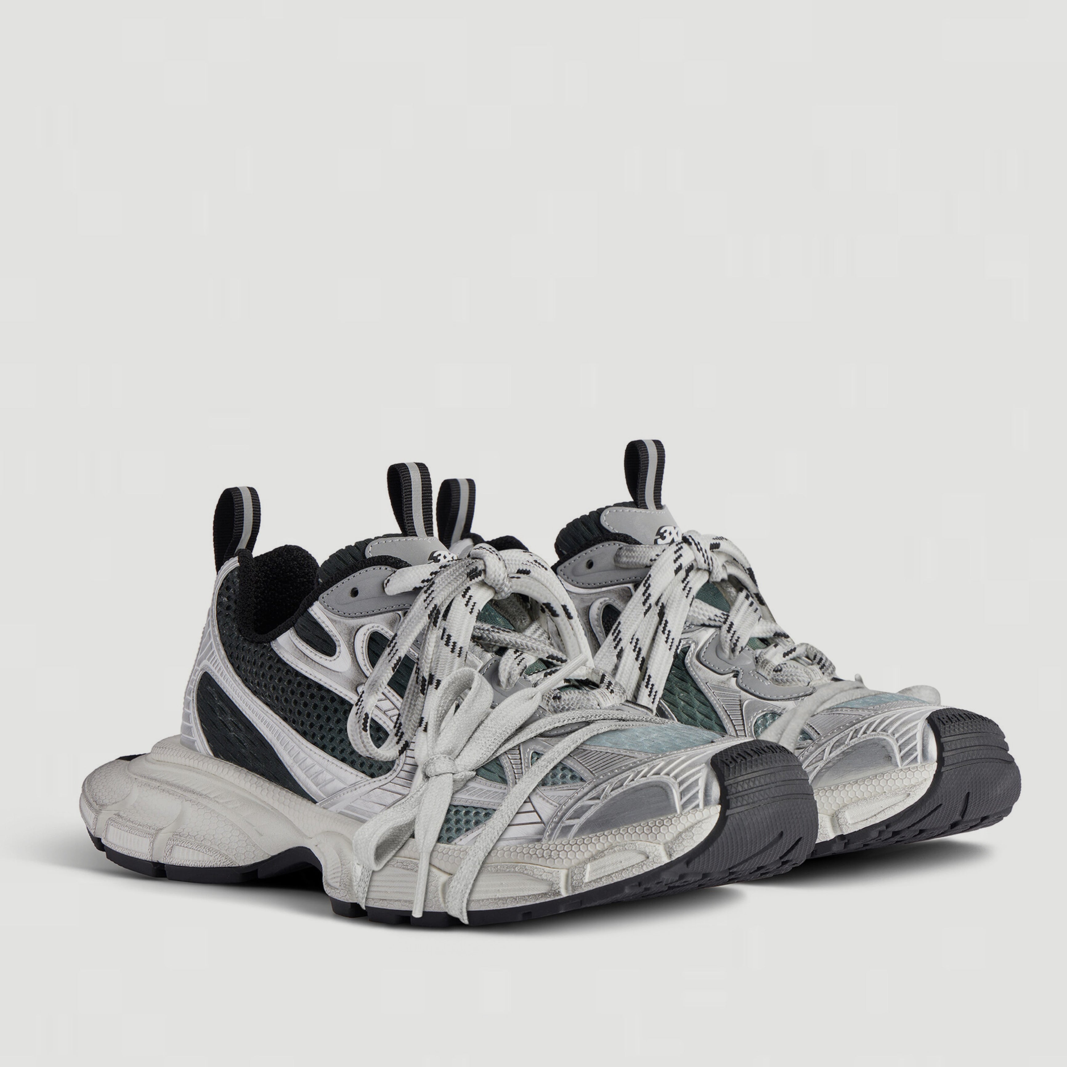 Мъжки луксозни кецове Men’s sneakers Balenciaga 734734W3XGM1190 lateral angled view
