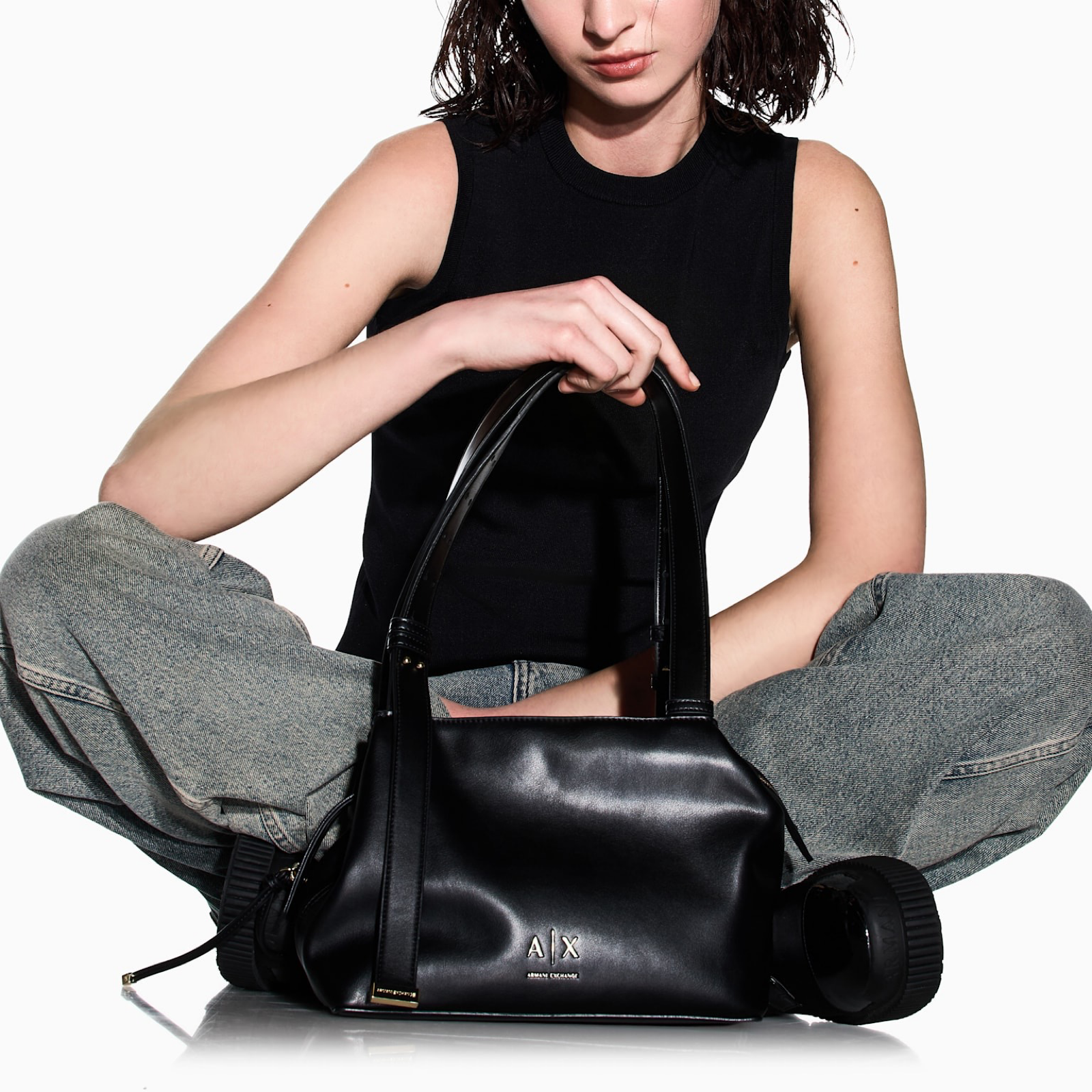 Дамска чанта Armani Exchange Women Shoulder Bag XW002604 AF19902 UC001 Model View