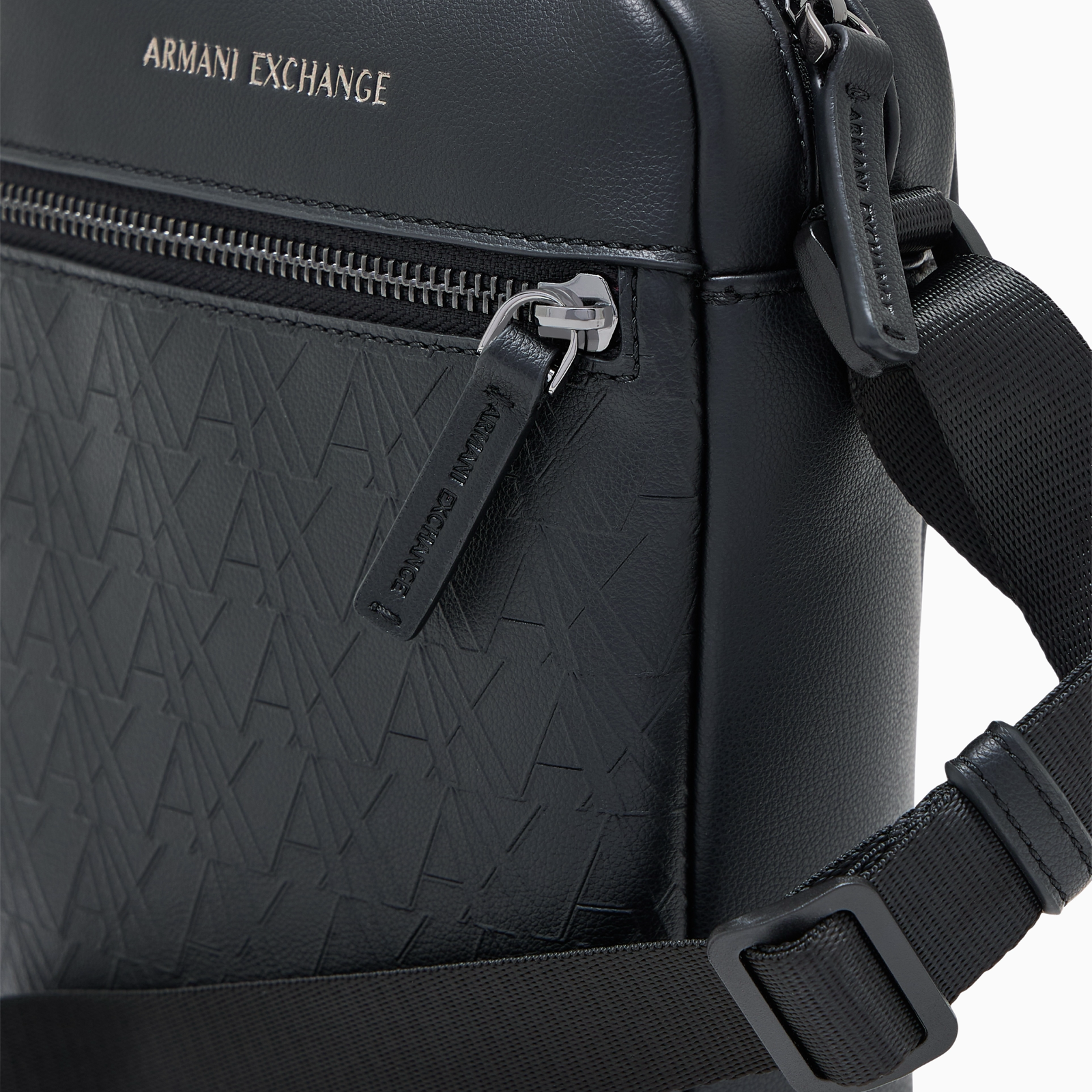 Мъжка чанта Armani Exchange Men Crossbody Bag XM003577 AF26662 UC001 Close-Up