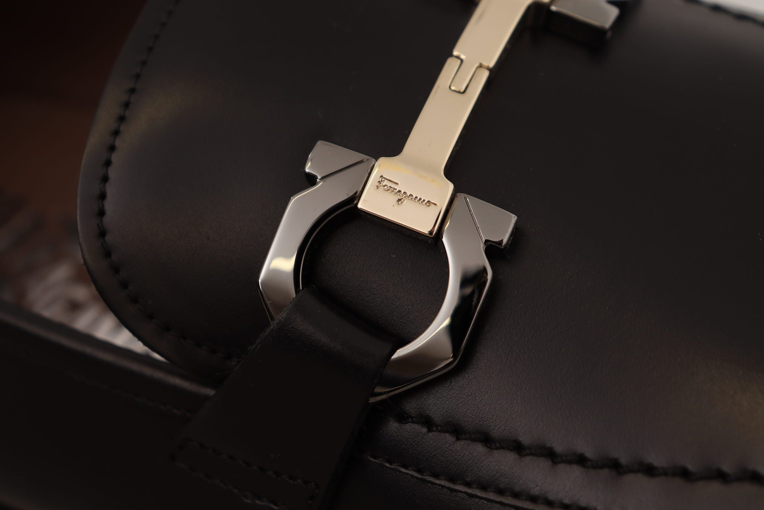 Мъжки кожени мокасини Salvatore Ferragamo Gancini Men Loafers Lewis 0756101 005 Close-Up