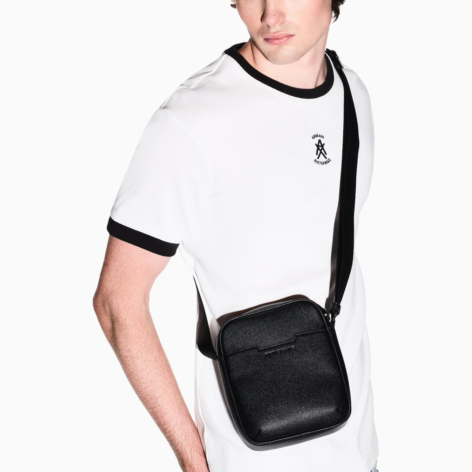 Мъжка чанта Armani Exchange Men Crossbody Bag XM002584 AF22651 UC001 Model View